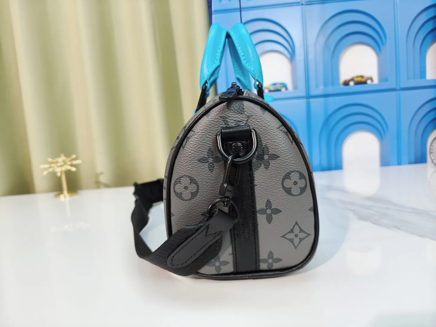 P260 upgraded original version M12609 presbyopic yellow, presbyopic blue, M11595 gradient gray, M20900 This Keepall 25 handbag is made of Monogram Eclipse Reverse canvas, showing an elegant reinterpretation of Louis Vuitton's classic pattern. Reinforced straps and leather name tags are signature elements of the Keepall collection, while a zipper closure keeps personal items safe and secure. Dimensions: 25.0 x 15.0 x 11.0 cm (length x height x width)