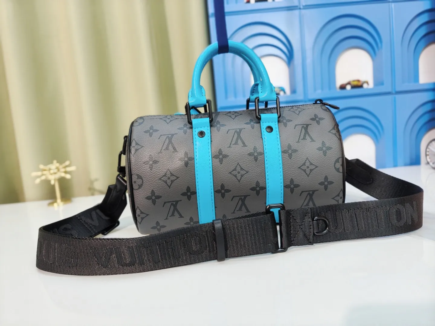 P260 upgraded original version M12609 presbyopic yellow, presbyopic blue, M11595 gradient gray, M20900 This Keepall 25 handbag is made of Monogram Eclipse Reverse canvas, showing an elegant reinterpretation of Louis Vuitton's classic pattern. Reinforced straps and leather name tags are signature elements of the Keepall collection, while a zipper closure keeps personal items safe and secure. Dimensions: 25.0 x 15.0 x 11.0 cm (length x height x width)