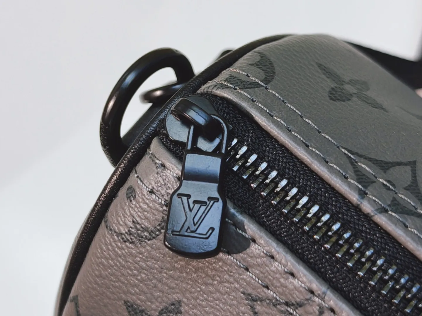 P260 upgraded original version M12609 presbyopic yellow, presbyopic blue, M11595 gradient gray, M20900 This Keepall 25 handbag is made of Monogram Eclipse Reverse canvas, showing an elegant reinterpretation of Louis Vuitton's classic pattern. Reinforced straps and leather name tags are signature elements of the Keepall collection, while a zipper closure keeps personal items safe and secure. Dimensions: 25.0 x 15.0 x 11.0 cm (length x height x width)
