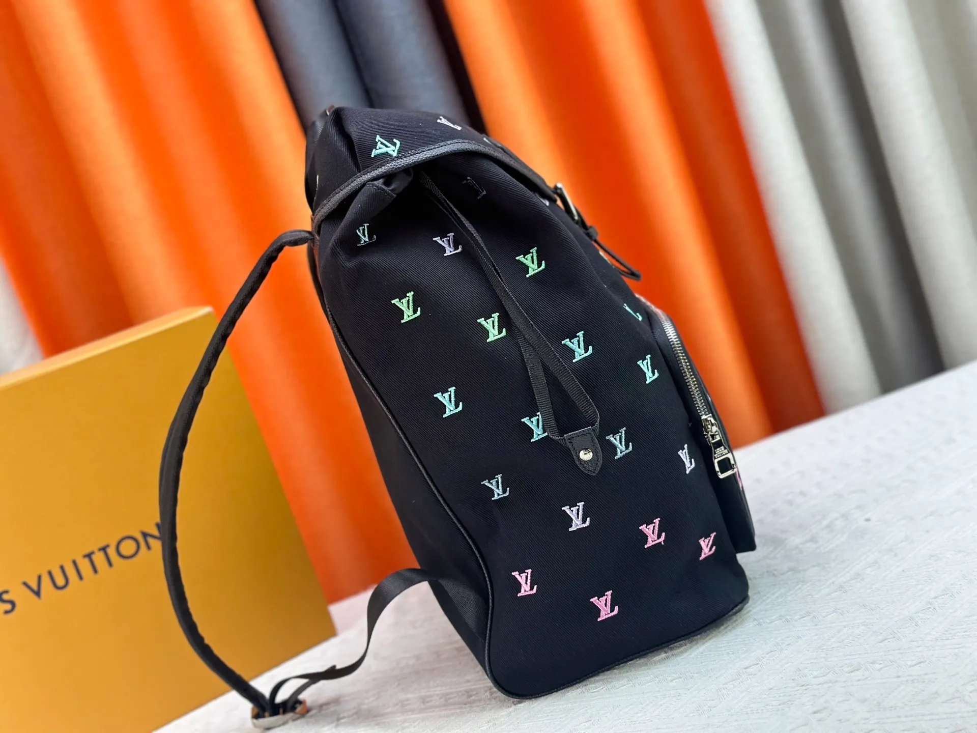 P440 Model No. M14135 41379 This Montsouris backpack is made of washed LV Blason denim, with deep tones to accentuate the gradient effect of the LV letters, showing Pharrell Williams' creative ingenuity in translating graceful music into fashion language. The zippered front pocket provides easy access to everyday items, while the drawstring closure and magnetic laces provide ample space. Detailed characteristics32x40x19cm (lengthxheightxwidth) LV Blason denim