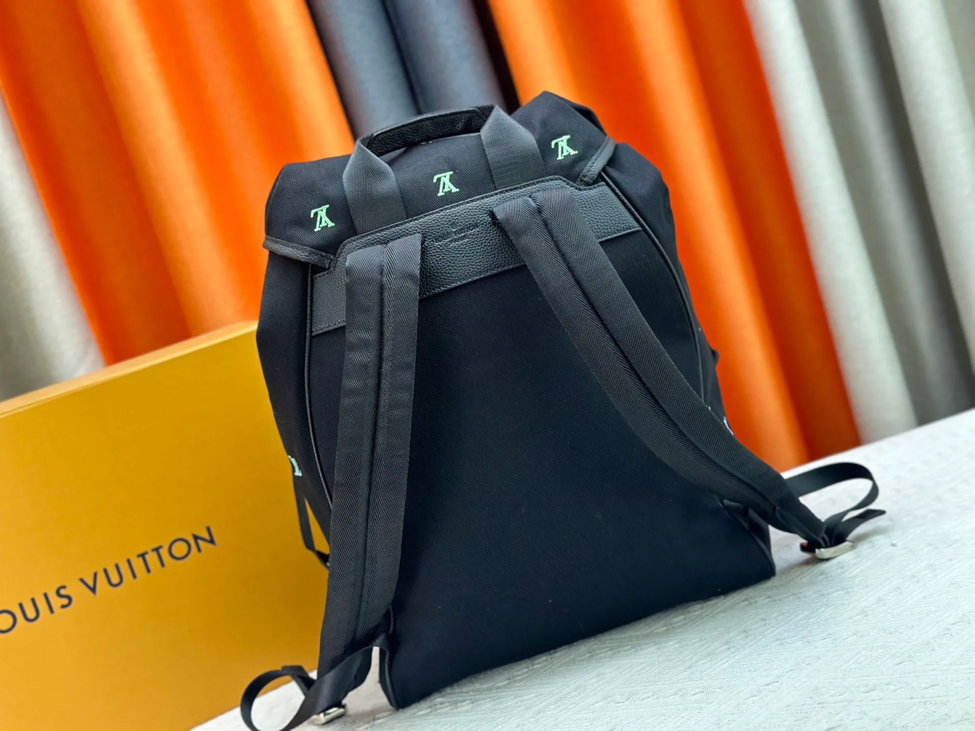 P440 Model No. M14135 41379 This Montsouris backpack is made of washed LV Blason denim, with deep tones to accentuate the gradient effect of the LV letters, showing Pharrell Williams' creative ingenuity in translating graceful music into fashion language. The zippered front pocket provides easy access to everyday items, while the drawstring closure and magnetic laces provide ample space. Detailed characteristics32x40x19cm (lengthxheightxwidth) LV Blason denim