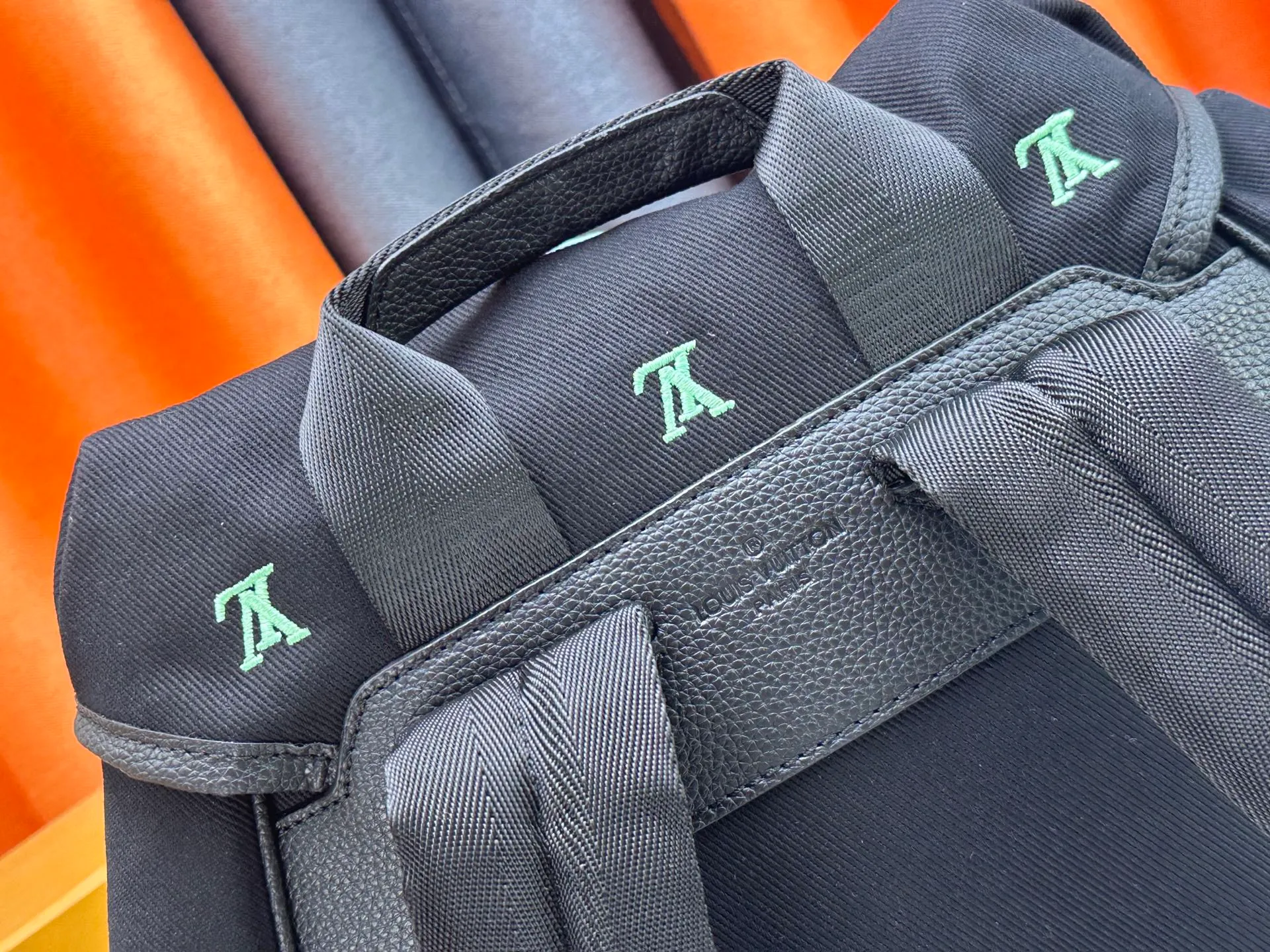 P440 Model No. M14135 41379 This Montsouris backpack is made of washed LV Blason denim, with deep tones to accentuate the gradient effect of the LV letters, showing Pharrell Williams' creative ingenuity in translating graceful music into fashion language. The zippered front pocket provides easy access to everyday items, while the drawstring closure and magnetic laces provide ample space. Detailed characteristics32x40x19cm (lengthxheightxwidth) LV Blason denim
