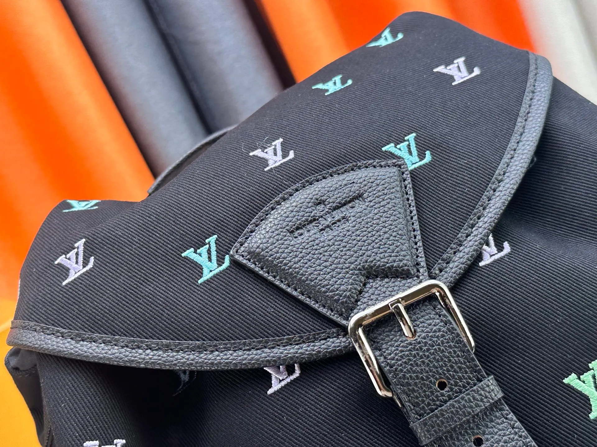 P440 Model No. M14135 41379 This Montsouris backpack is made of washed LV Blason denim, with deep tones to accentuate the gradient effect of the LV letters, showing Pharrell Williams' creative ingenuity in translating graceful music into fashion language. The zippered front pocket provides easy access to everyday items, while the drawstring closure and magnetic laces provide ample space. Detailed characteristics32x40x19cm (lengthxheightxwidth) LV Blason denim