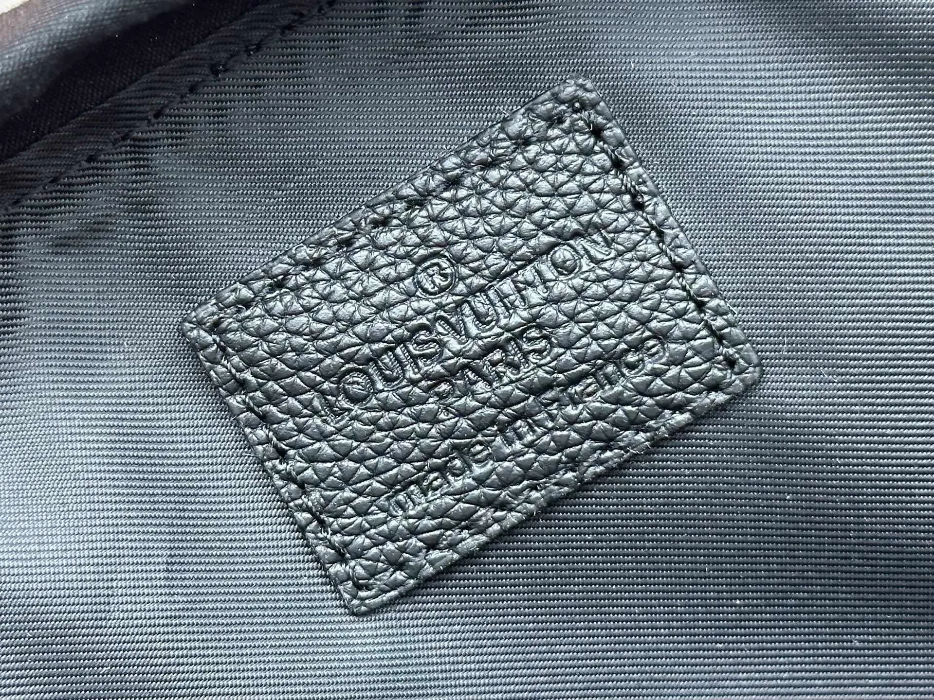 P440 Model No. M14135 41379 This Montsouris backpack is made of washed LV Blason denim, with deep tones to accentuate the gradient effect of the LV letters, showing Pharrell Williams' creative ingenuity in translating graceful music into fashion language. The zippered front pocket provides easy access to everyday items, while the drawstring closure and magnetic laces provide ample space. Detailed characteristics32x40x19cm (lengthxheightxwidth) LV Blason denim