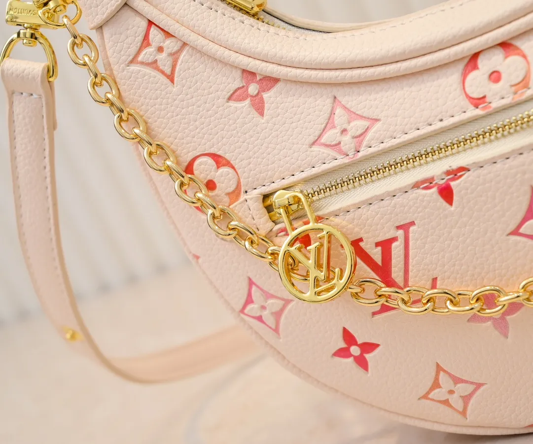 💰280💰Upgraded original version ⭐️New embossed silk screen moon bag🔥Model: M81166 M81098🔥🔥The latest item moon bag🌙! Nicolas Ghesquière traces its origins to the Croissant handbag in the Louis Vuitton archives and launches the Loop half-moon baguette bag in the 2022 early spring series. The compact construction follows the movement of your body, the zippered front pocket features a rounded LV zipper pull, and the chain and leather shoulder strap allow for shoulder or cross-body wear. Detailed features 23 x 13 x 6