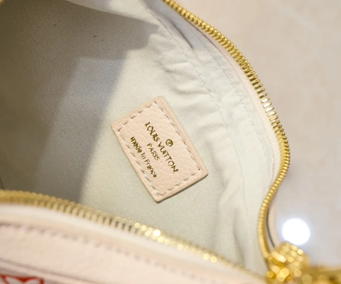 💰280💰Upgraded original version ⭐️New embossed silk screen moon bag🔥Model: M81166 M81098🔥🔥The latest item moon bag🌙! Nicolas Ghesquière traces its origins to the Croissant handbag in the Louis Vuitton archives and launches the Loop half-moon baguette bag in the 2022 early spring series. The compact construction follows the movement of your body, the zippered front pocket features a rounded LV zipper pull, and the chain and leather shoulder strap allow for shoulder or cross-body wear. Detailed features 23 x 13 x 6