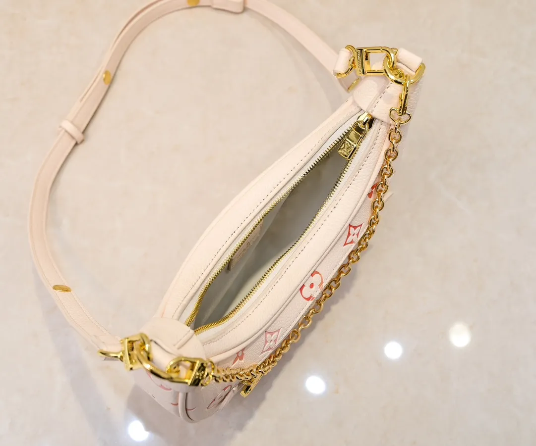 💰280💰Upgraded original version ⭐️New embossed silk screen moon bag🔥Model: M81166 M81098🔥🔥The latest item moon bag🌙! Nicolas Ghesquière traces its origins to the Croissant handbag in the Louis Vuitton archives and launches the Loop half-moon baguette bag in the 2022 early spring series. The compact construction follows the movement of your body, the zippered front pocket features a rounded LV zipper pull, and the chain and leather shoulder strap allow for shoulder or cross-body wear. Detailed features 23 x 13 x 6
