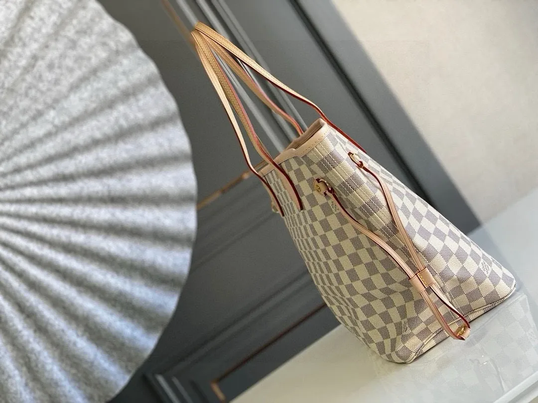 💰760 (Medium Steel Nail) Top Original N41361 NEVERFULL Medium Handbag The legendary Neverfull handbag: always able to meet your various needs for handbags. It has a large capacity but is not bulky. It is stiff and soft to the touch, making it suitable for home and travel. Tighten the side ties and it instantly transforms into a stylish urban handbag. Loosen the straps and it transforms into a chic and practical handbag. The slender leather handle can be carried over the shoulder or between the arms. The model shown here is made of Damier Azur canvas. Detailed Features 31 x 28 x 14 cm (Length x Height x Width) Bag interior redesigned with vintage details inspired by the Louis Vuitton archives - Fabric-lined interior pocket Removable zip clutch with matching interior Natural cowhide leather trim Shiny gold-tone brass hardware Handles: Double handle