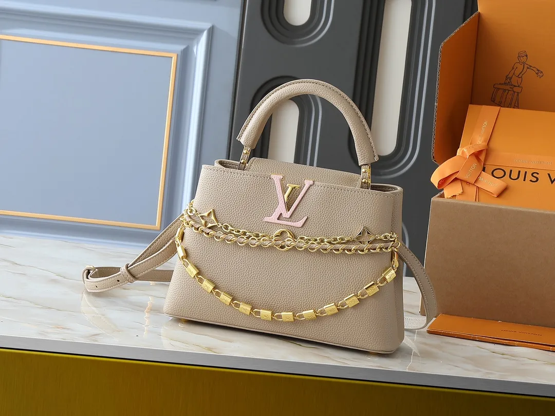 💰420💰Guangzhou goods Upgraded original M12345 M12346 M12279 M11908 M11906 This Capucines BB handbag is from the Trilogy series, using Taurillon cow leather and dazzling metal parts to convey elegant style. The gorgeous chain is embellished with a mini padlock and an enamel Monogram flower. The flap can be placed externally or internally to open multiple pockets. The sophisticated design allows for a variety of carrying experiences. Dimensions: 27.0 x 17.3 x 9.0 cm (length x height x width)