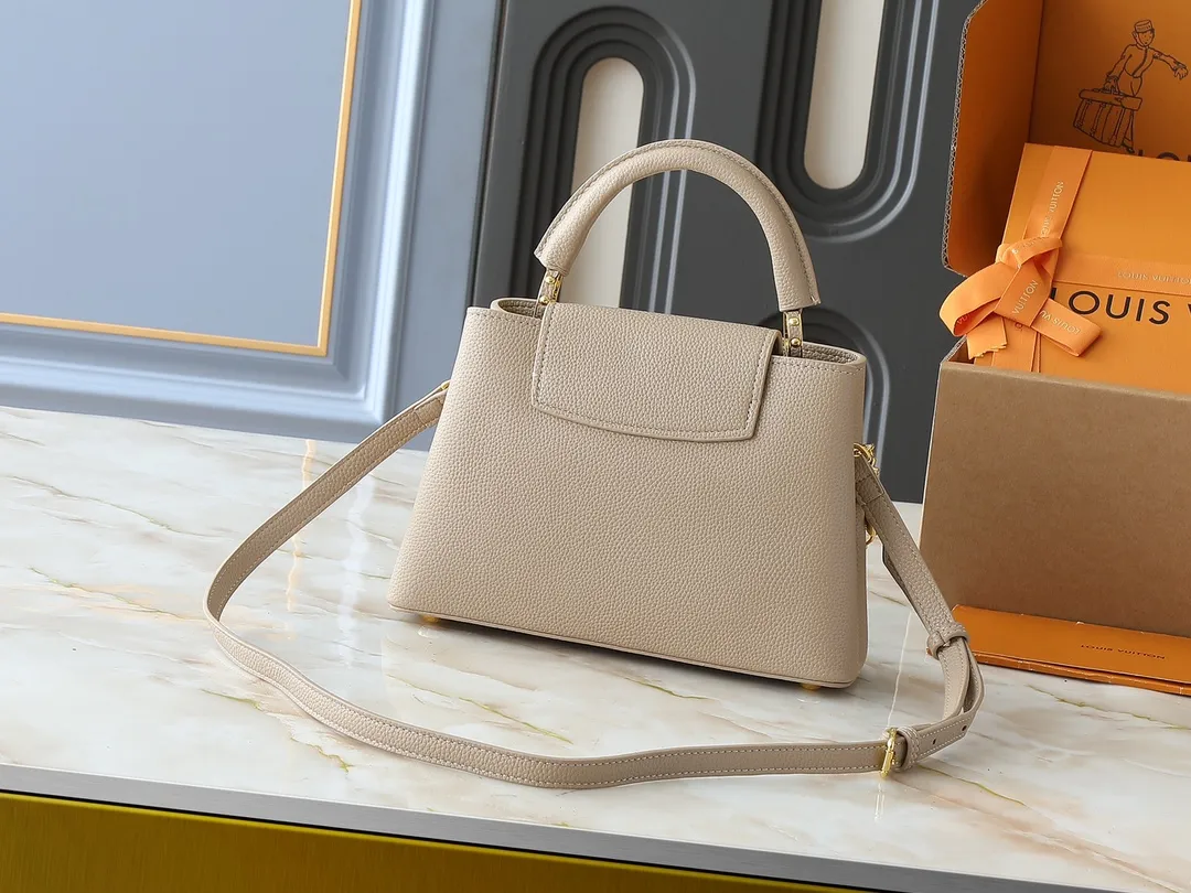 💰420💰Guangzhou goods Upgraded original M12345 M12346 M12279 M11908 M11906 This Capucines BB handbag is from the Trilogy series, using Taurillon cow leather and dazzling metal parts to convey elegant style. The gorgeous chain is embellished with a mini padlock and an enamel Monogram flower. The flap can be placed externally or internally to open multiple pockets. The sophisticated design allows for a variety of carrying experiences. Dimensions: 27.0 x 17.3 x 9.0 cm (length x height x width)