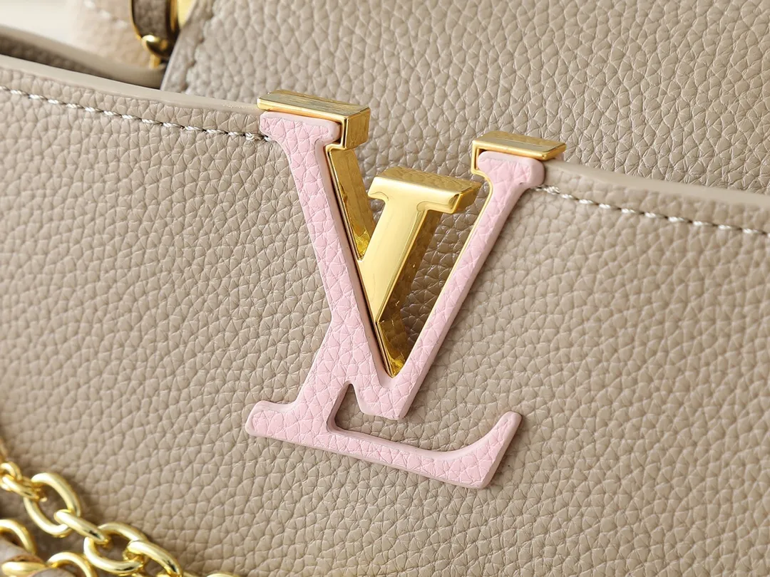 💰420💰Guangzhou goods Upgraded original M12345 M12346 M12279 M11908 M11906 This Capucines BB handbag is from the Trilogy series, using Taurillon cow leather and dazzling metal parts to convey elegant style. The gorgeous chain is embellished with a mini padlock and an enamel Monogram flower. The flap can be placed externally or internally to open multiple pockets. The sophisticated design allows for a variety of carrying experiences. Dimensions: 27.0 x 17.3 x 9.0 cm (length x height x width)