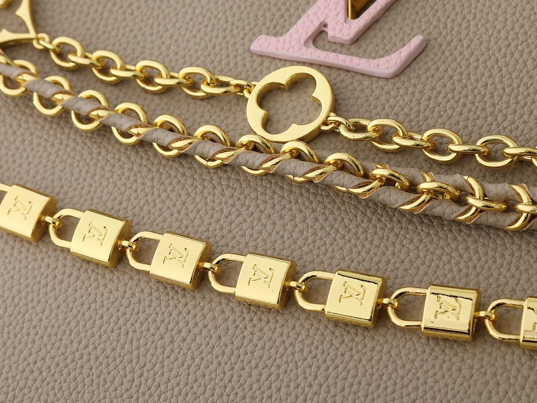 💰420💰Guangzhou goods Upgraded original M12345 M12346 M12279 M11908 M11906 This Capucines BB handbag is from the Trilogy series, using Taurillon cow leather and dazzling metal parts to convey elegant style. The gorgeous chain is embellished with a mini padlock and an enamel Monogram flower. The flap can be placed externally or internally to open multiple pockets. The sophisticated design allows for a variety of carrying experiences. Dimensions: 27.0 x 17.3 x 9.0 cm (length x height x width)