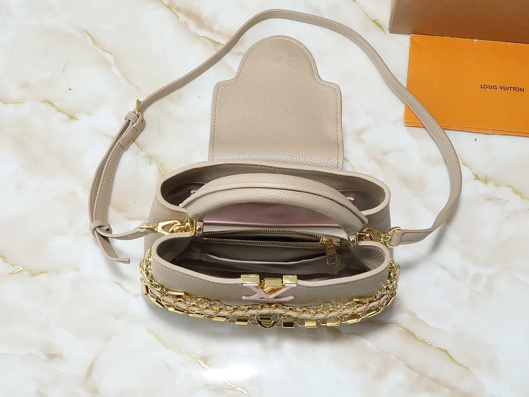 💰420💰Guangzhou goods Upgraded original M12345 M12346 M12279 M11908 M11906 This Capucines BB handbag is from the Trilogy series, using Taurillon cow leather and dazzling metal parts to convey elegant style. The gorgeous chain is embellished with a mini padlock and an enamel Monogram flower. The flap can be placed externally or internally to open multiple pockets. The sophisticated design allows for a variety of carrying experiences. Dimensions: 27.0 x 17.3 x 9.0 cm (length x height x width)