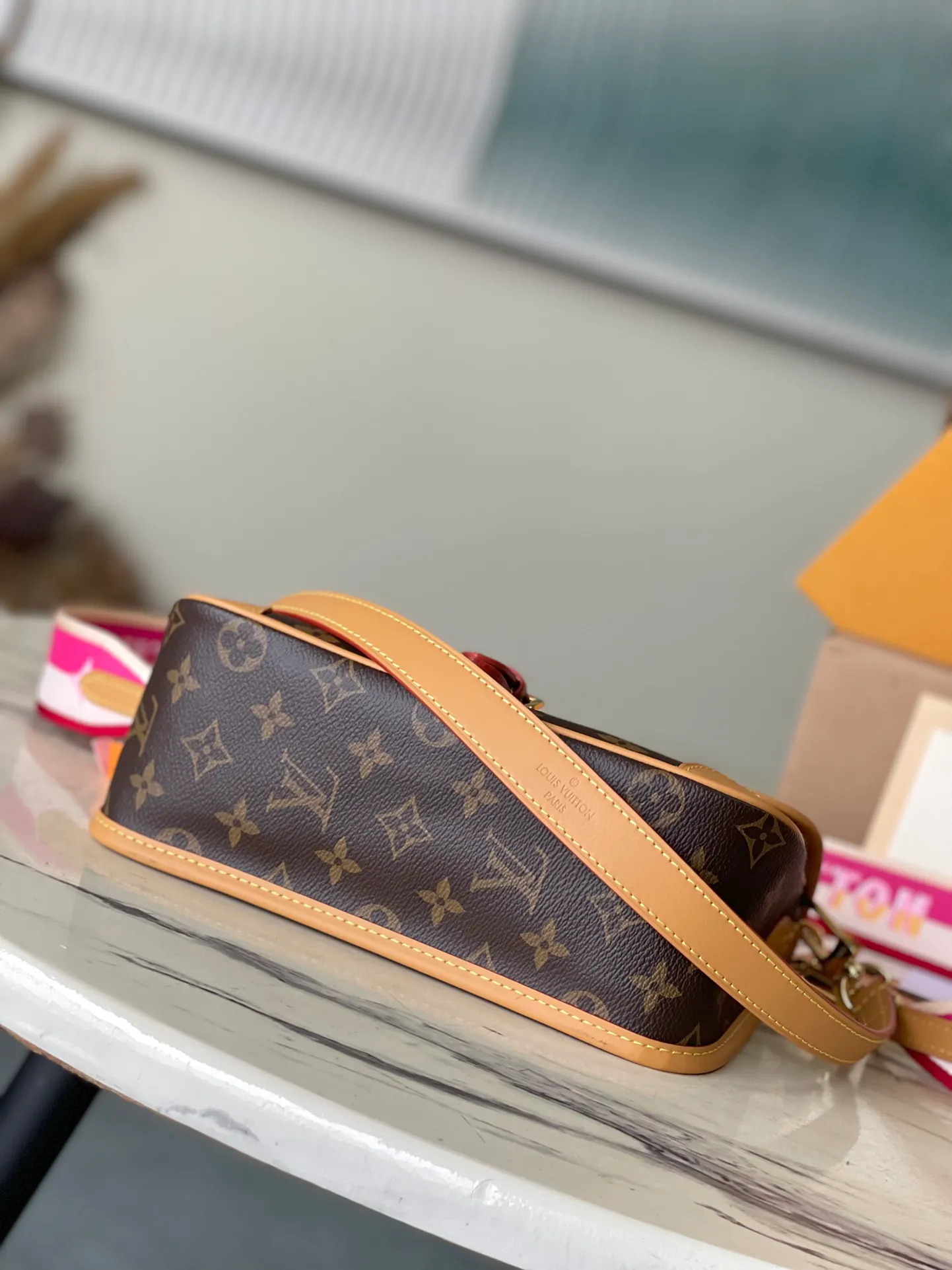 💰760 (top layer leather) top original order M46049. Support counter inspection. The photos taken of duty-free goods are consistent with the product without opening the packaging. This product is an exclusive duty-free product in the market and is the highest-end product. Inspection is supported. This product has passed strict inspection and is flawless. Please wear gloves when touching the product. This product is not returnable or exchangeable. Please confirm the product first and then remove the label on the handle. This product is temporarily not open to the public, only regular customers, and is in short supply. Dimensions: 25 x 9 x 15 cm