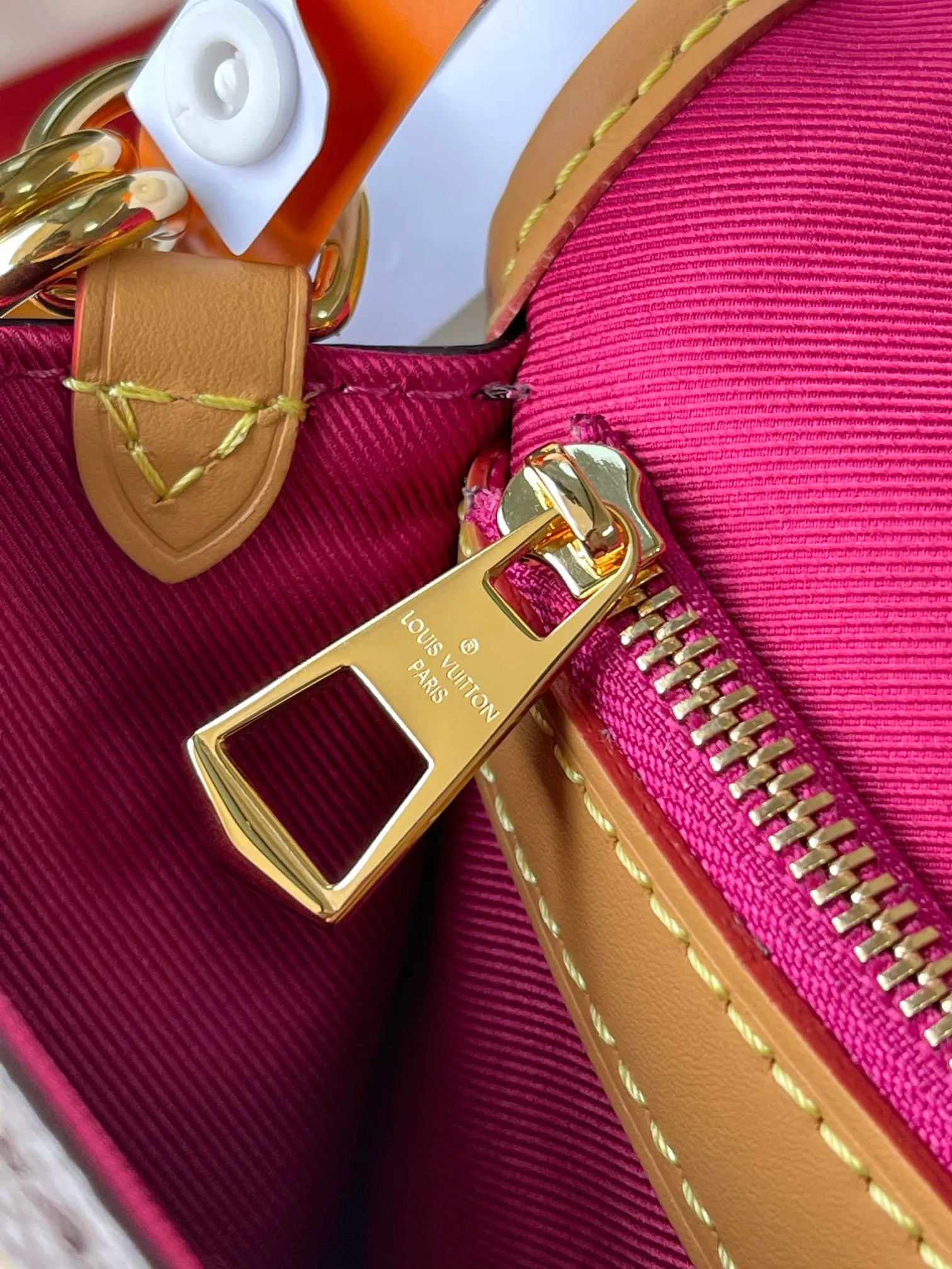 💰760 (top layer leather) top original order M46049. Support counter inspection. The photos taken of duty-free goods are consistent with the product without opening the packaging. This product is an exclusive duty-free product in the market and is the highest-end product. Inspection is supported. This product has passed strict inspection and is flawless. Please wear gloves when touching the product. This product is not returnable or exchangeable. Please confirm the product first and then remove the label on the handle. This product is temporarily not open to the public, only regular customers, and is in short supply. Dimensions: 25 x 9 x 15 cm