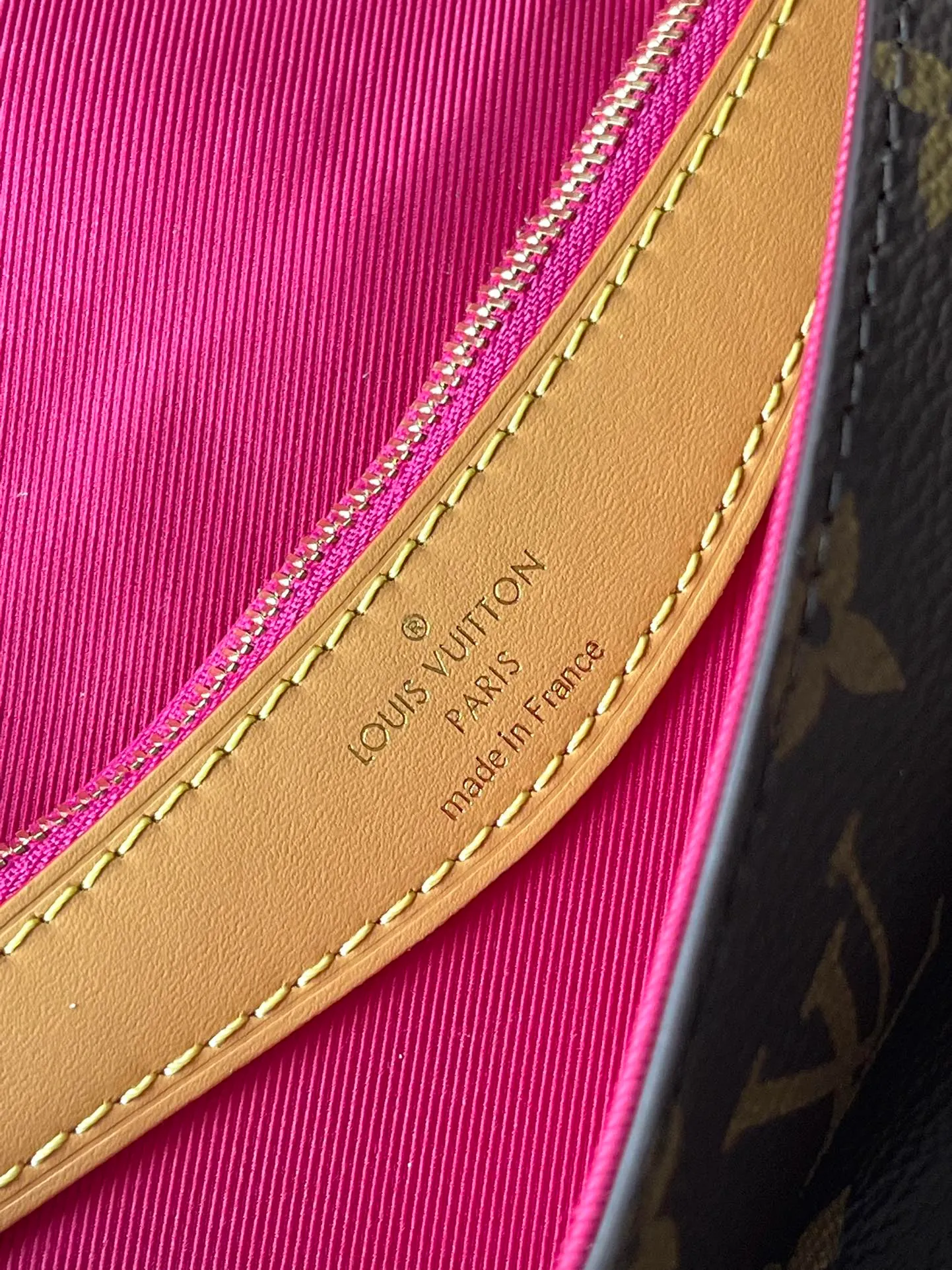 💰760 (top layer leather) top original order M46049. Support counter inspection. The photos taken of duty-free goods are consistent with the product without opening the packaging. This product is an exclusive duty-free product in the market and is the highest-end product. Inspection is supported. This product has passed strict inspection and is flawless. Please wear gloves when touching the product. This product is not returnable or exchangeable. Please confirm the product first and then remove the label on the handle. This product is temporarily not open to the public, only regular customers, and is in short supply. Dimensions: 25 x 9 x 15 cm