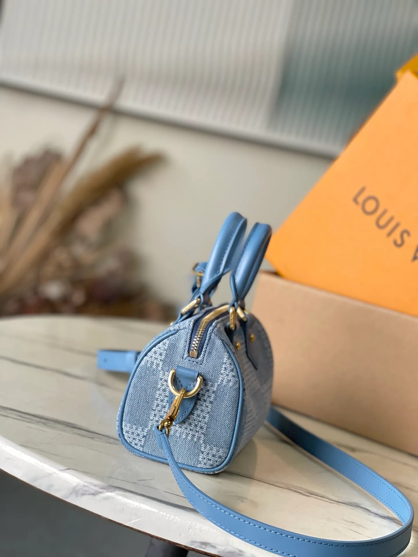 💰900 Top Original Order N00208 This Speedy 18 Bandouliere handbag is made of Damier Denim 3D cotton canvas, with leather trim and dazzling metal parts. Pharrell Wiliams incorporates the retro Marque L.Vuitton Deposee logo into the plaid pattern, telling the inspiration of the brand's original Damier pattern. Detachable and adjustable shoulder strap for easy shoulder and cross-body wear. Dimensions: 18 × 12 × 10 cm