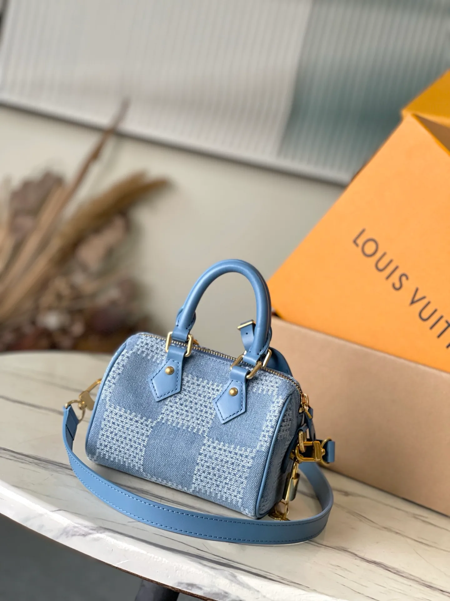 💰900 Top Original Order N00208 This Speedy 18 Bandouliere handbag is made of Damier Denim 3D cotton canvas, with leather trim and dazzling metal parts. Pharrell Wiliams incorporates the retro Marque L.Vuitton Deposee logo into the plaid pattern, telling the inspiration of the brand's original Damier pattern. Detachable and adjustable shoulder strap for easy shoulder and cross-body wear. Dimensions: 18 × 12 × 10 cm