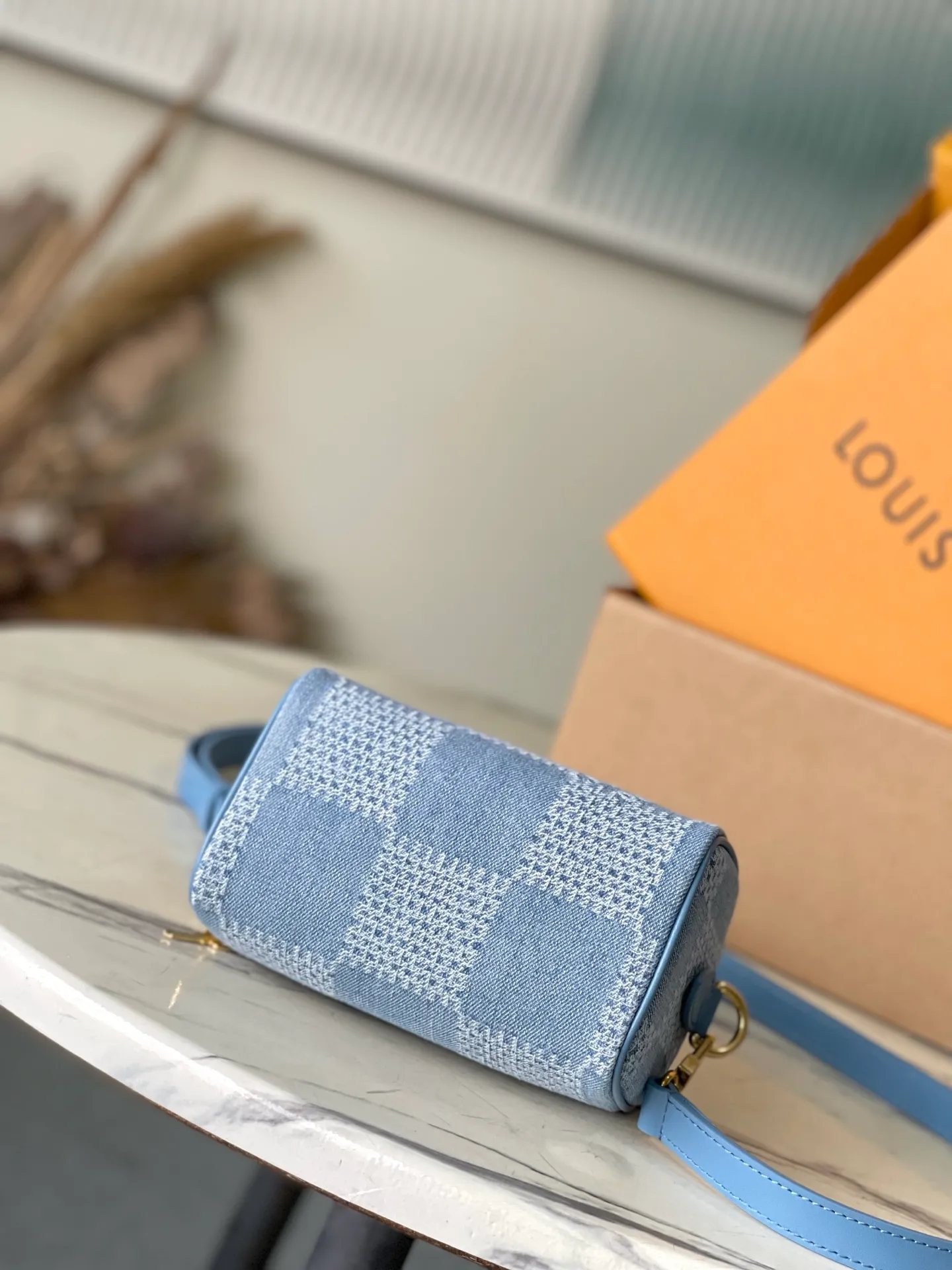 💰900 Top Original Order N00208 This Speedy 18 Bandouliere handbag is made of Damier Denim 3D cotton canvas, with leather trim and dazzling metal parts. Pharrell Wiliams incorporates the retro Marque L.Vuitton Deposee logo into the plaid pattern, telling the inspiration of the brand's original Damier pattern. Detachable and adjustable shoulder strap for easy shoulder and cross-body wear. Dimensions: 18 × 12 × 10 cm