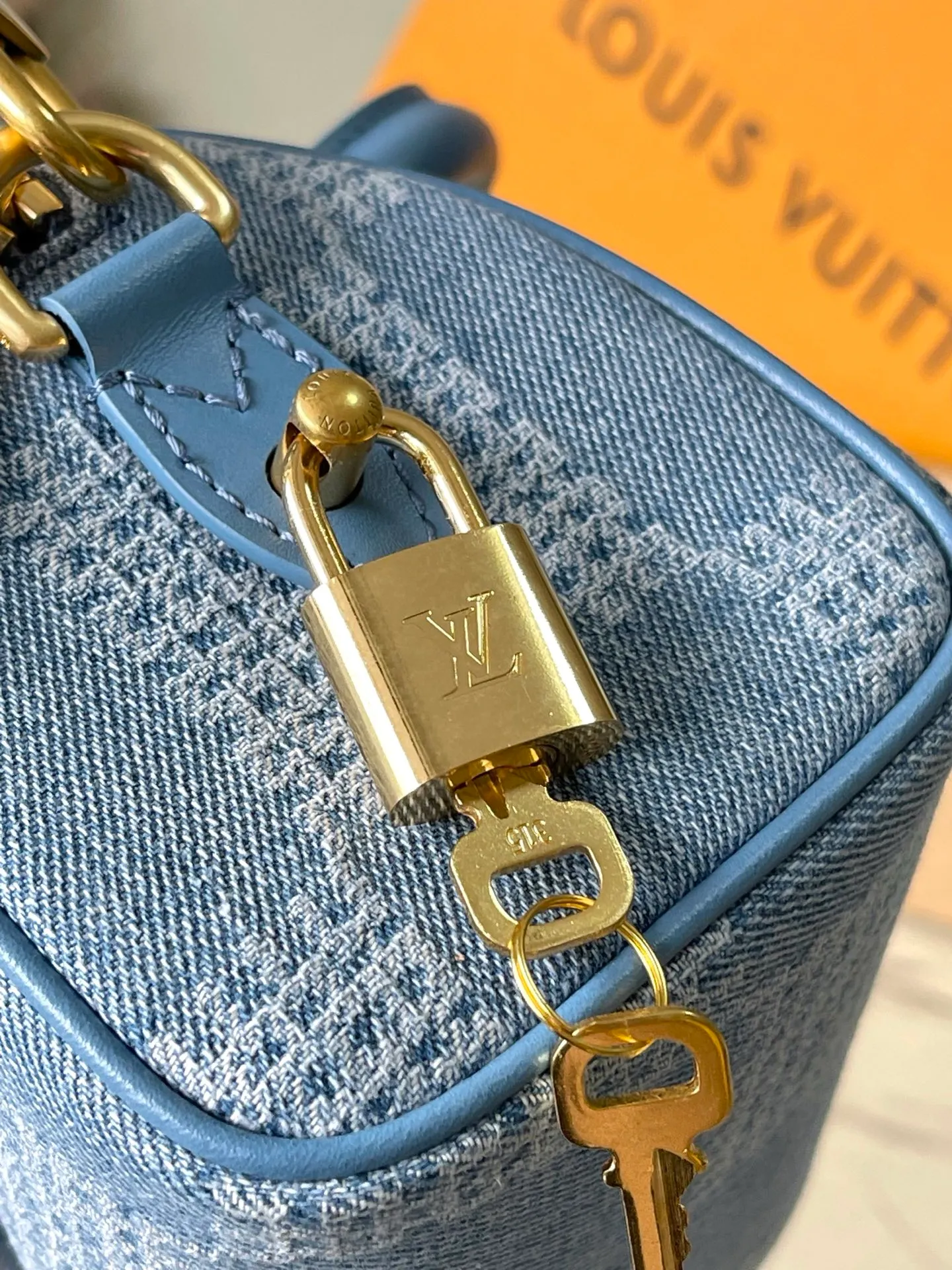💰900 Top Original Order N00208 This Speedy 18 Bandouliere handbag is made of Damier Denim 3D cotton canvas, with leather trim and dazzling metal parts. Pharrell Wiliams incorporates the retro Marque L.Vuitton Deposee logo into the plaid pattern, telling the inspiration of the brand's original Damier pattern. Detachable and adjustable shoulder strap for easy shoulder and cross-body wear. Dimensions: 18 × 12 × 10 cm