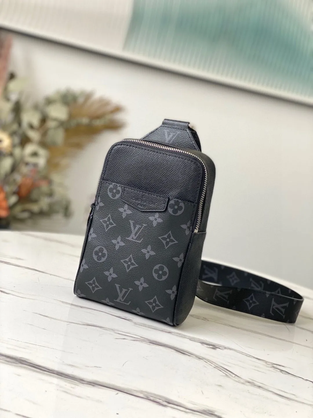 💰700 (top-grain leather) Top-quality original M30741 Taigarama series newly launches this outdoor shoulder bag, which is made of flexible Taïga leather and classic canvas to create a dynamic structure. It's the perfect size to hold everything you need on the go, and the front pocket can hold headphones or keys. Adjustable shoulder strap allows for left and right carrying. Dimensions: 13 x 21 x 5 cm