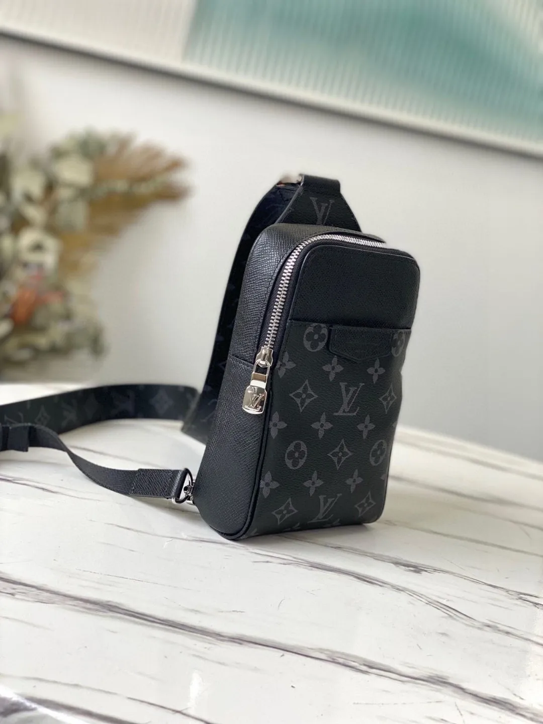 💰700 (top-grain leather) Top-quality original M30741 Taigarama series newly launches this outdoor shoulder bag, which is made of flexible Taïga leather and classic canvas to create a dynamic structure. It's the perfect size to hold everything you need on the go, and the front pocket can hold headphones or keys. Adjustable shoulder strap allows for left and right carrying. Dimensions: 13 x 21 x 5 cm