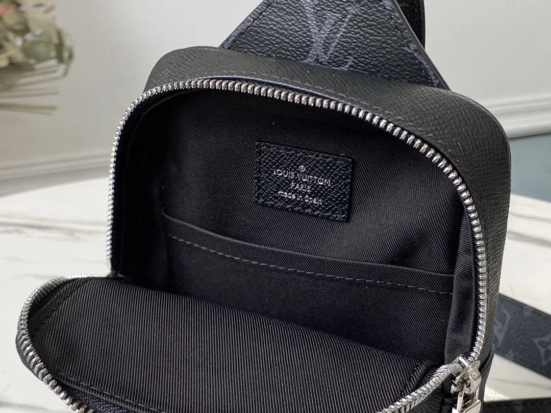 💰700 (top-grain leather) Top-quality original M30741 Taigarama series newly launches this outdoor shoulder bag, which is made of flexible Taïga leather and classic canvas to create a dynamic structure. It's the perfect size to hold everything you need on the go, and the front pocket can hold headphones or keys. Adjustable shoulder strap allows for left and right carrying. Dimensions: 13 x 21 x 5 cm
