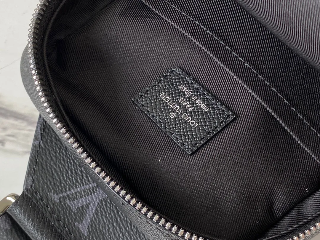 💰700 (top-grain leather) Top-quality original M30741 Taigarama series newly launches this outdoor shoulder bag, which is made of flexible Taïga leather and classic canvas to create a dynamic structure. It's the perfect size to hold everything you need on the go, and the front pocket can hold headphones or keys. Adjustable shoulder strap allows for left and right carrying. Dimensions: 13 x 21 x 5 cm
