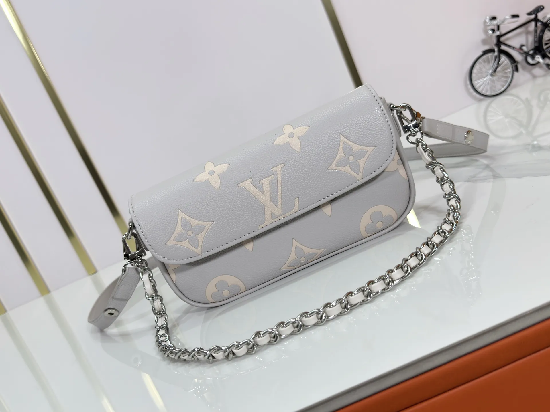 P180 Upgraded original M82211 M82210 M14225 M81911 This Wallet on Chain Ivy handbag is embossed with a large Monogram pattern on the surface of Monogram Empreinte grain leather, making it a trendy choice for daily travel and evening occasions. Cleverly using a short chain and a detachable and adjustable leather shoulder strap, it can be worn handheld, on the shoulder, or as a crossbody. Dimensions: 23.5 x 12.0 x 4.3 cm (length x height x width)