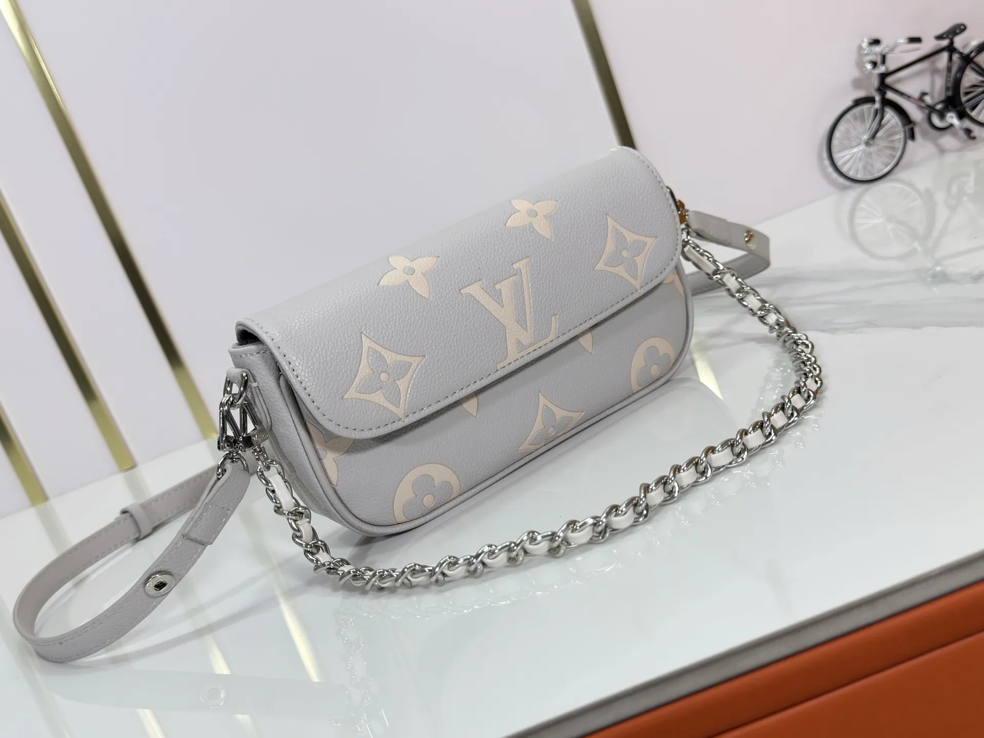 P180 Upgraded original M82211 M82210 M14225 M81911 This Wallet on Chain Ivy handbag is embossed with a large Monogram pattern on the surface of Monogram Empreinte grain leather, making it a trendy choice for daily travel and evening occasions. Cleverly using a short chain and a detachable and adjustable leather shoulder strap, it can be worn handheld, on the shoulder, or as a crossbody. Dimensions: 23.5 x 12.0 x 4.3 cm (length x height x width)