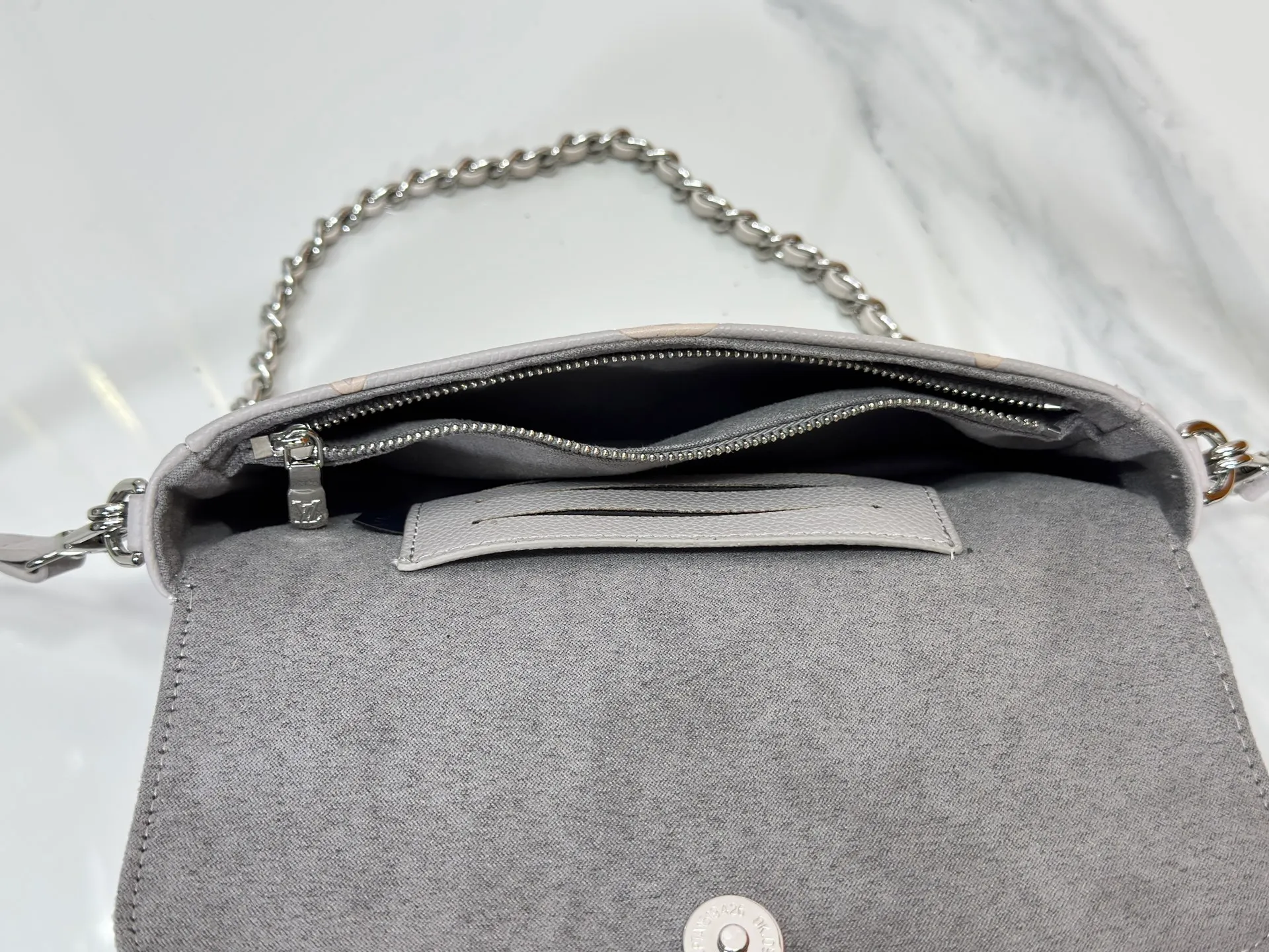 P180 Upgraded original M82211 M82210 M14225 M81911 This Wallet on Chain Ivy handbag is embossed with a large Monogram pattern on the surface of Monogram Empreinte grain leather, making it a trendy choice for daily travel and evening occasions. Cleverly using a short chain and a detachable and adjustable leather shoulder strap, it can be worn handheld, on the shoulder, or as a crossbody. Dimensions: 23.5 x 12.0 x 4.3 cm (length x height x width)