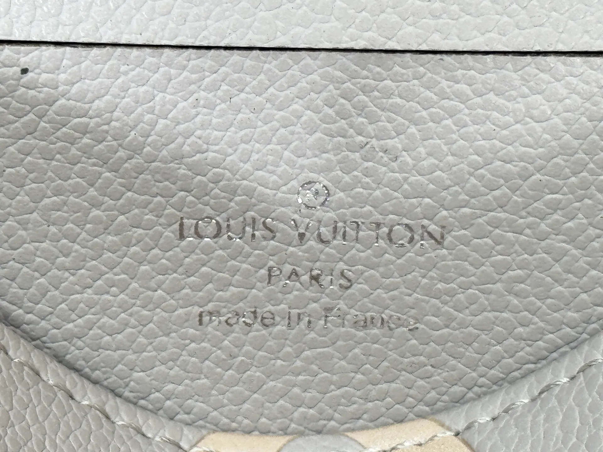 P180 Upgraded original M82211 M82210 M14225 M81911 This Wallet on Chain Ivy handbag is embossed with a large Monogram pattern on the surface of Monogram Empreinte grain leather, making it a trendy choice for daily travel and evening occasions. Cleverly using a short chain and a detachable and adjustable leather shoulder strap, it can be worn handheld, on the shoulder, or as a crossbody. Dimensions: 23.5 x 12.0 x 4.3 cm (length x height x width)