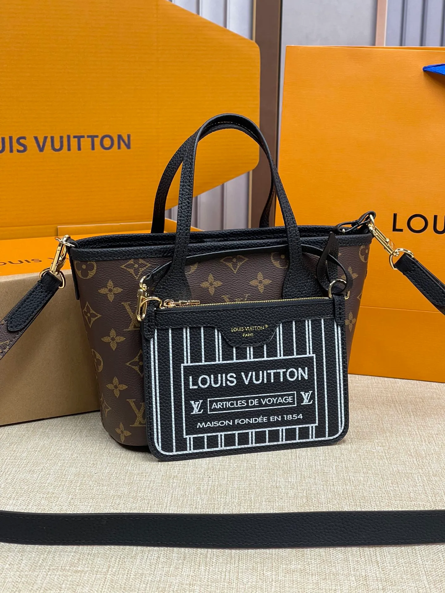 [Upgraded version] P480¥🌞New model at the counter·new double-sided shopping bag·upgraded version·high quality·with gift box🎁packaging. Model M12099. The Neverfull Bandoulière Inside Out BB bag is a reversible version of the classic design this season, with signature Monogram canvas and grained leather decorating the front and back. The removable zipper bag can be used alone or hung externally. The detachable shoulder strap makes it easy to wear cross-body, and the dazzling metal hardware adds a sophisticated detail. Size 24*14*9