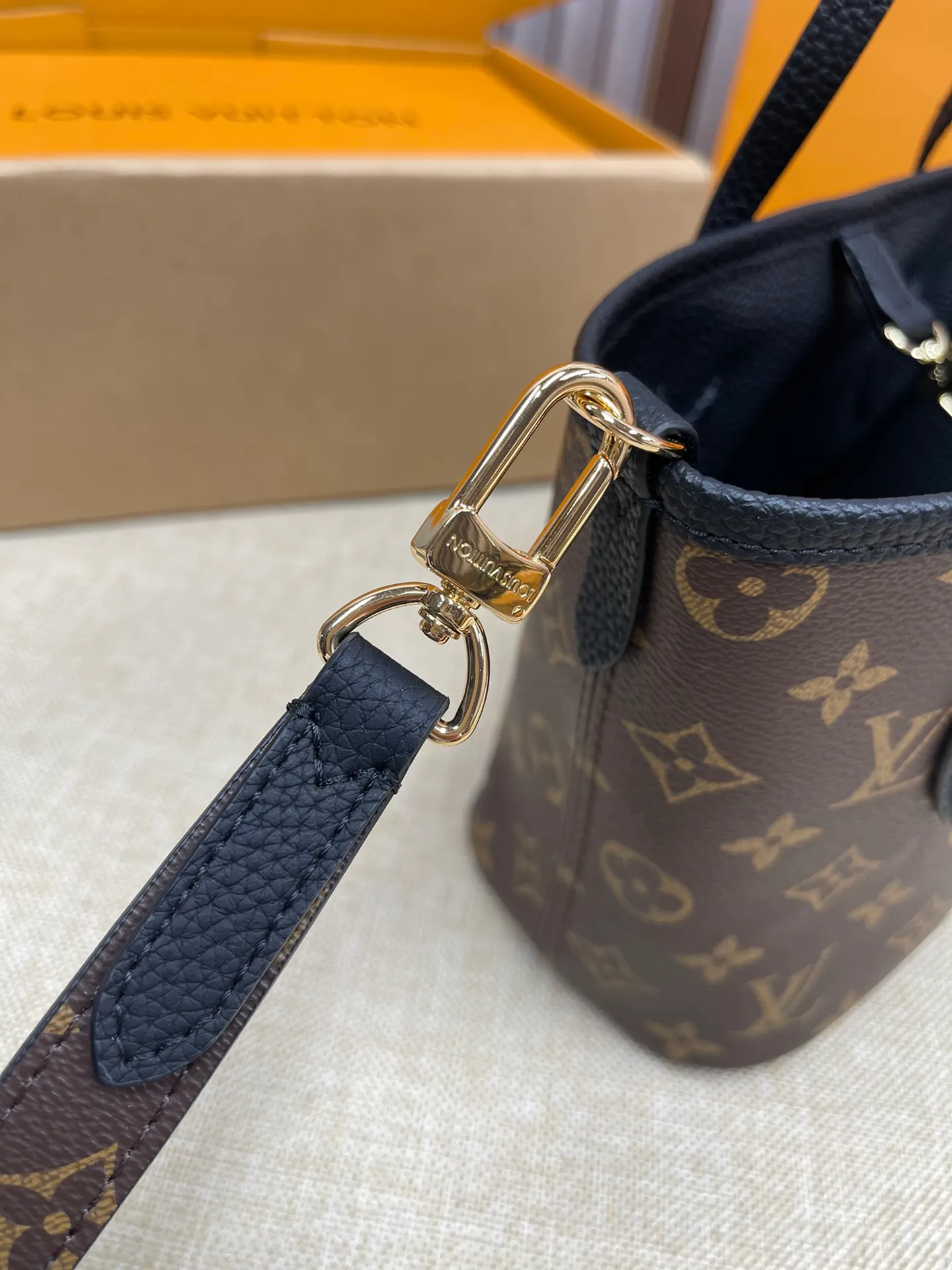 [Upgraded version] P480¥🌞New model at the counter·new double-sided shopping bag·upgraded version·high quality·with gift box🎁packaging. Model M12099. The Neverfull Bandoulière Inside Out BB bag is a reversible version of the classic design this season, with signature Monogram canvas and grained leather decorating the front and back. The removable zipper bag can be used alone or hung externally. The detachable shoulder strap makes it easy to wear cross-body, and the dazzling metal hardware adds a sophisticated detail. Size 24*14*9