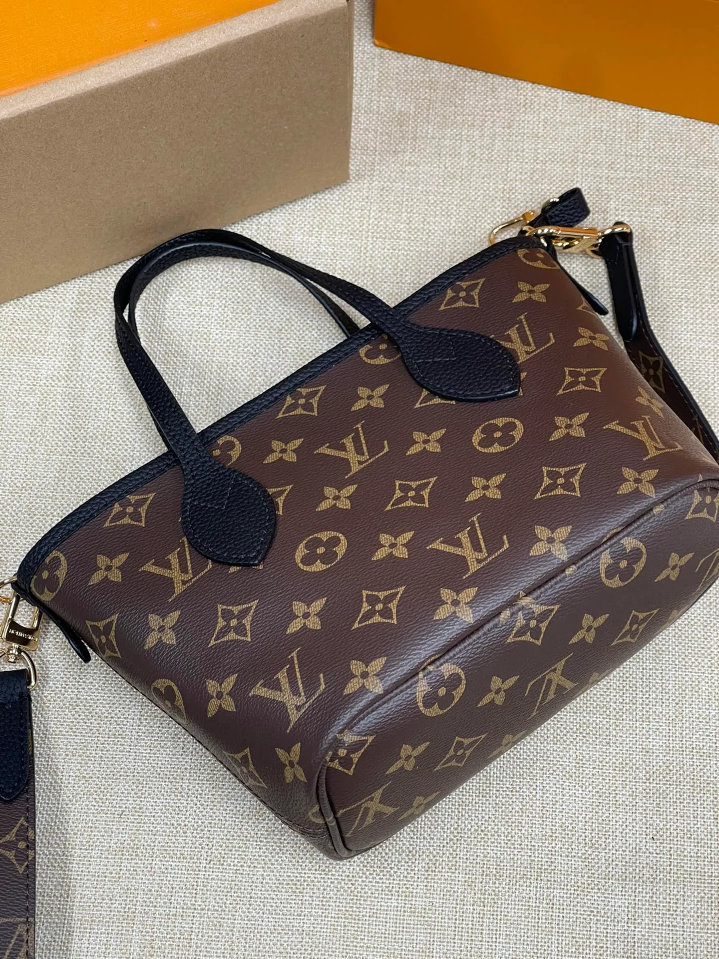 [Upgraded version] P480¥🌞New model at the counter·new double-sided shopping bag·upgraded version·high quality·with gift box🎁packaging. Model M12099. The Neverfull Bandoulière Inside Out BB bag is a reversible version of the classic design this season, with signature Monogram canvas and grained leather decorating the front and back. The removable zipper bag can be used alone or hung externally. The detachable shoulder strap makes it easy to wear cross-body, and the dazzling metal hardware adds a sophisticated detail. Size 24*14*9