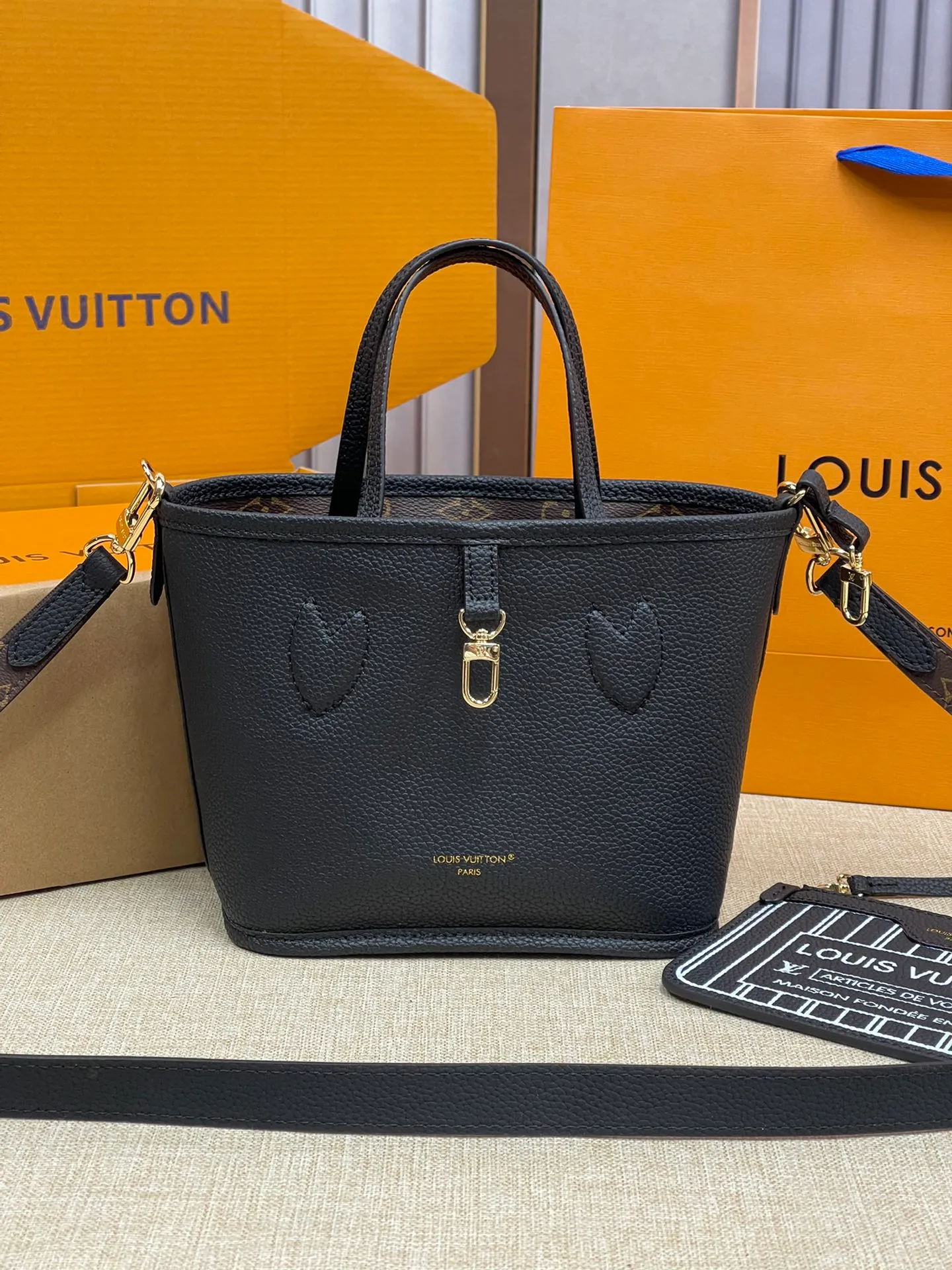 [Upgraded version] P480¥🌞New model at the counter·new double-sided shopping bag·upgraded version·high quality·with gift box🎁packaging. Model M12099. The Neverfull Bandoulière Inside Out BB bag is a reversible version of the classic design this season, with signature Monogram canvas and grained leather decorating the front and back. The removable zipper bag can be used alone or hung externally. The detachable shoulder strap makes it easy to wear cross-body, and the dazzling metal hardware adds a sophisticated detail. Size 24*14*9