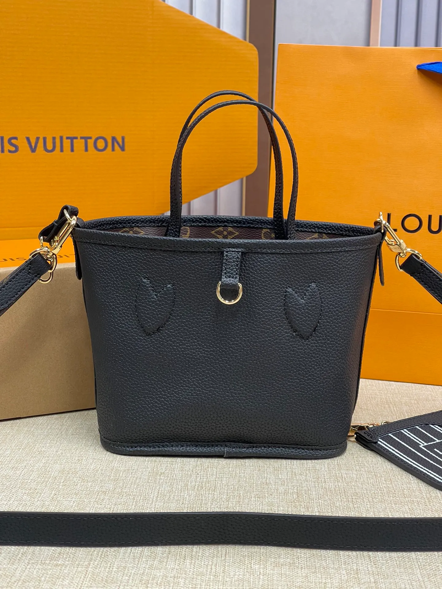 [Upgraded version] P480¥🌞New model at the counter·new double-sided shopping bag·upgraded version·high quality·with gift box🎁packaging. Model M12099. The Neverfull Bandoulière Inside Out BB bag is a reversible version of the classic design this season, with signature Monogram canvas and grained leather decorating the front and back. The removable zipper bag can be used alone or hung externally. The detachable shoulder strap makes it easy to wear cross-body, and the dazzling metal hardware adds a sophisticated detail. Size 24*14*9