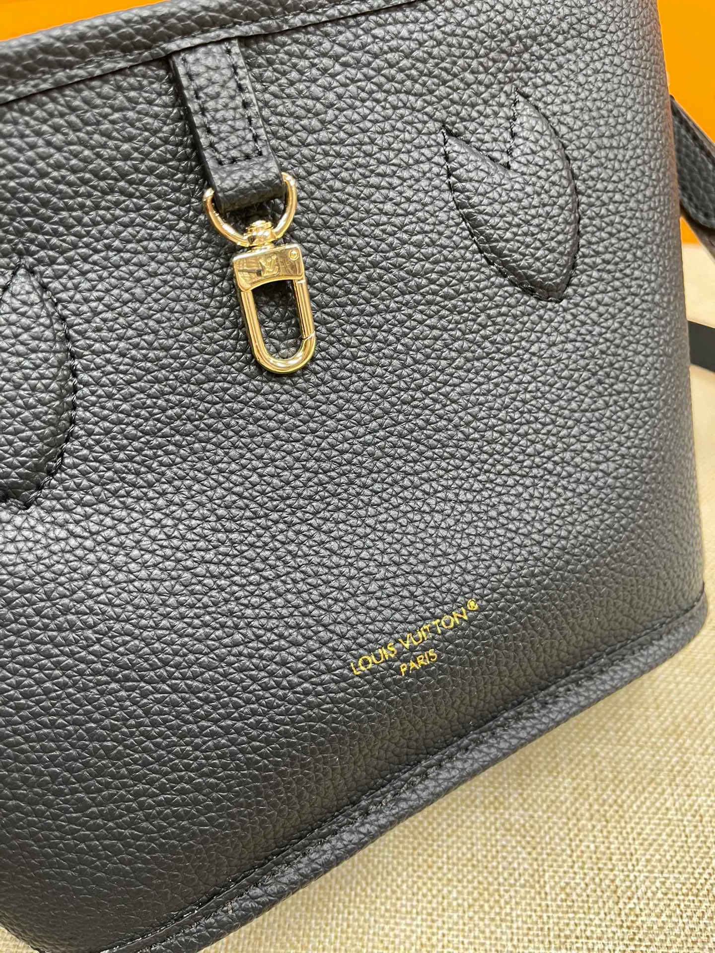 [Upgraded version] P480¥🌞New model at the counter·new double-sided shopping bag·upgraded version·high quality·with gift box🎁packaging. Model M12099. The Neverfull Bandoulière Inside Out BB bag is a reversible version of the classic design this season, with signature Monogram canvas and grained leather decorating the front and back. The removable zipper bag can be used alone or hung externally. The detachable shoulder strap makes it easy to wear cross-body, and the dazzling metal hardware adds a sophisticated detail. Size 24*14*9