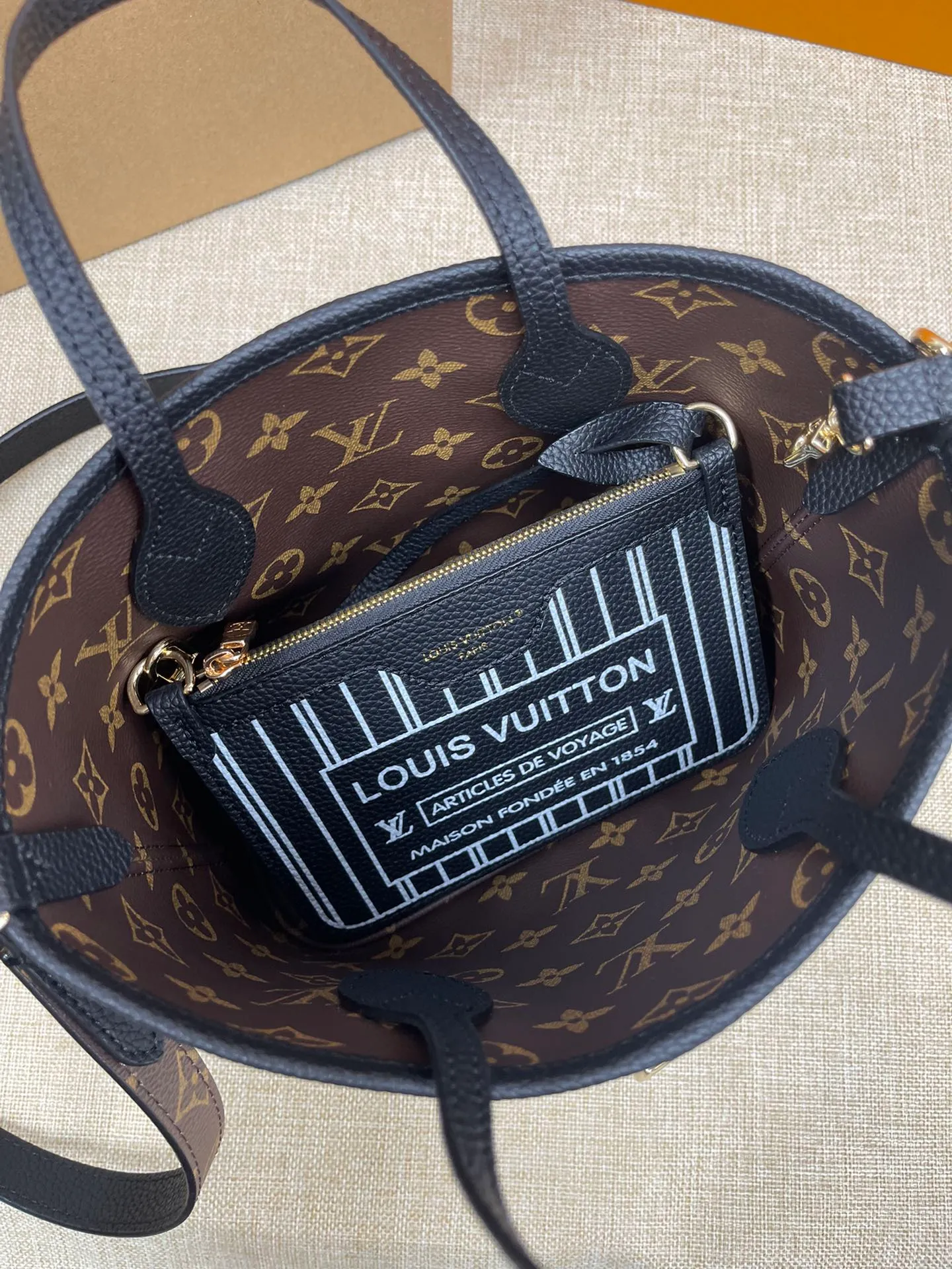 [Upgraded version] P480¥🌞New model at the counter·new double-sided shopping bag·upgraded version·high quality·with gift box🎁packaging. Model M12099. The Neverfull Bandoulière Inside Out BB bag is a reversible version of the classic design this season, with signature Monogram canvas and grained leather decorating the front and back. The removable zipper bag can be used alone or hung externally. The detachable shoulder strap makes it easy to wear cross-body, and the dazzling metal hardware adds a sophisticated detail. Size 24*14*9