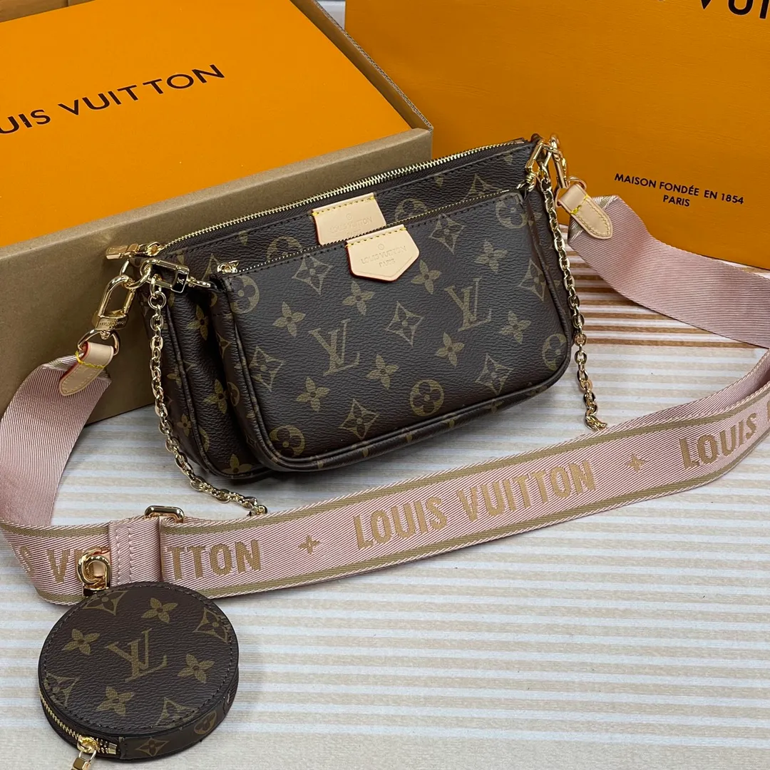 [Upgraded version] P540🐶Upgraded version. High quality. Semi-steel hardware 🎁With complete packaging❣️M44840/Pink🐶MULTI POCHETTE ACCESSORIES Handbag Multi Pochette Accessories handbag uses Monogram canvas to construct a three-piece dynamic design, and is also equipped with multiple pockets and compartments. The adjustable gold-tone chain and Louis Vuitton-engraved jacquard shoulder strap allow for multiple carrying options, including cross-body wear. Dimensions: 24.0 x 16.0 x 6.0 cm