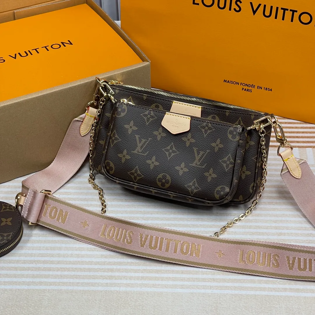 [Upgraded version] P540🐶Upgraded version. High quality. Semi-steel hardware 🎁With complete packaging❣️M44840/Pink🐶MULTI POCHETTE ACCESSORIES Handbag Multi Pochette Accessories handbag uses Monogram canvas to construct a three-piece dynamic design, and is also equipped with multiple pockets and compartments. The adjustable gold-tone chain and Louis Vuitton-engraved jacquard shoulder strap allow for multiple carrying options, including cross-body wear. Dimensions: 24.0 x 16.0 x 6.0 cm