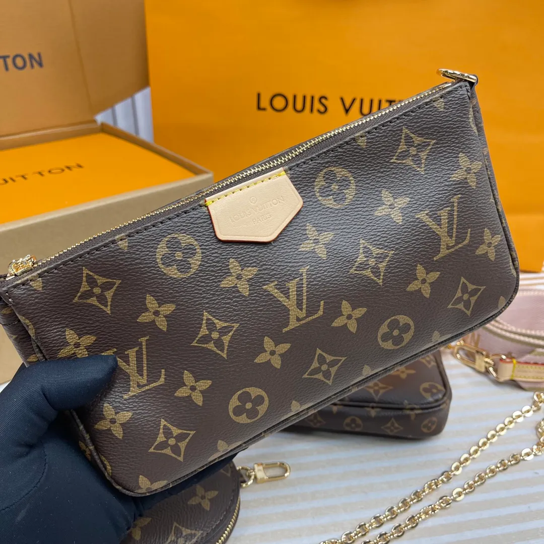 [Upgraded version] P540🐶Upgraded version. High quality. Semi-steel hardware 🎁With complete packaging❣️M44840/Pink🐶MULTI POCHETTE ACCESSORIES Handbag Multi Pochette Accessories handbag uses Monogram canvas to construct a three-piece dynamic design, and is also equipped with multiple pockets and compartments. The adjustable gold-tone chain and Louis Vuitton-engraved jacquard shoulder strap allow for multiple carrying options, including cross-body wear. Dimensions: 24.0 x 16.0 x 6.0 cm