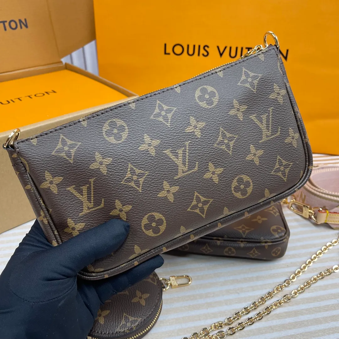 [Upgraded version] P540🐶Upgraded version. High quality. Semi-steel hardware 🎁With complete packaging❣️M44840/Pink🐶MULTI POCHETTE ACCESSORIES Handbag Multi Pochette Accessories handbag uses Monogram canvas to construct a three-piece dynamic design, and is also equipped with multiple pockets and compartments. The adjustable gold-tone chain and Louis Vuitton-engraved jacquard shoulder strap allow for multiple carrying options, including cross-body wear. Dimensions: 24.0 x 16.0 x 6.0 cm