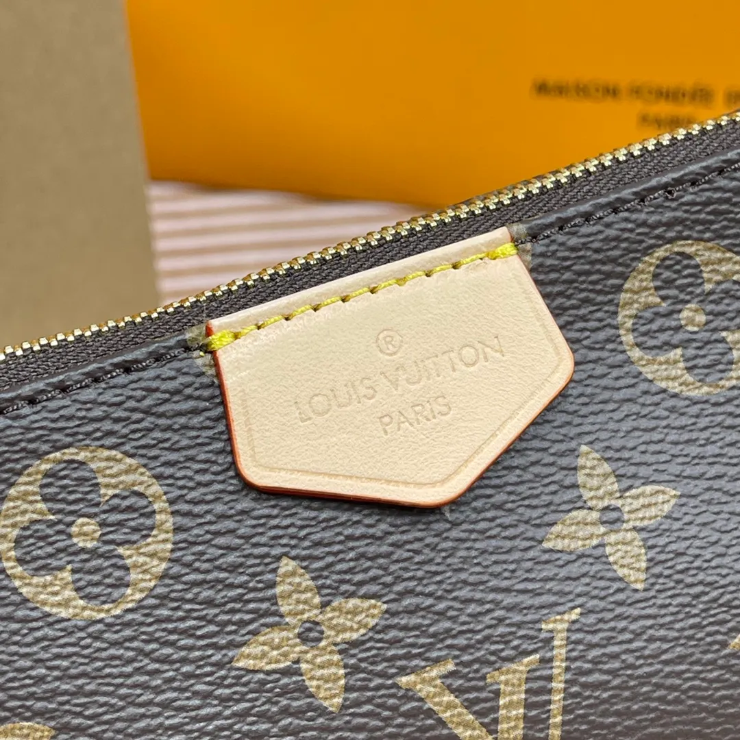 [Upgraded version] P540🐶Upgraded version. High quality. Semi-steel hardware 🎁With complete packaging❣️M44840/Pink🐶MULTI POCHETTE ACCESSORIES Handbag Multi Pochette Accessories handbag uses Monogram canvas to construct a three-piece dynamic design, and is also equipped with multiple pockets and compartments. The adjustable gold-tone chain and Louis Vuitton-engraved jacquard shoulder strap allow for multiple carrying options, including cross-body wear. Dimensions: 24.0 x 16.0 x 6.0 cm