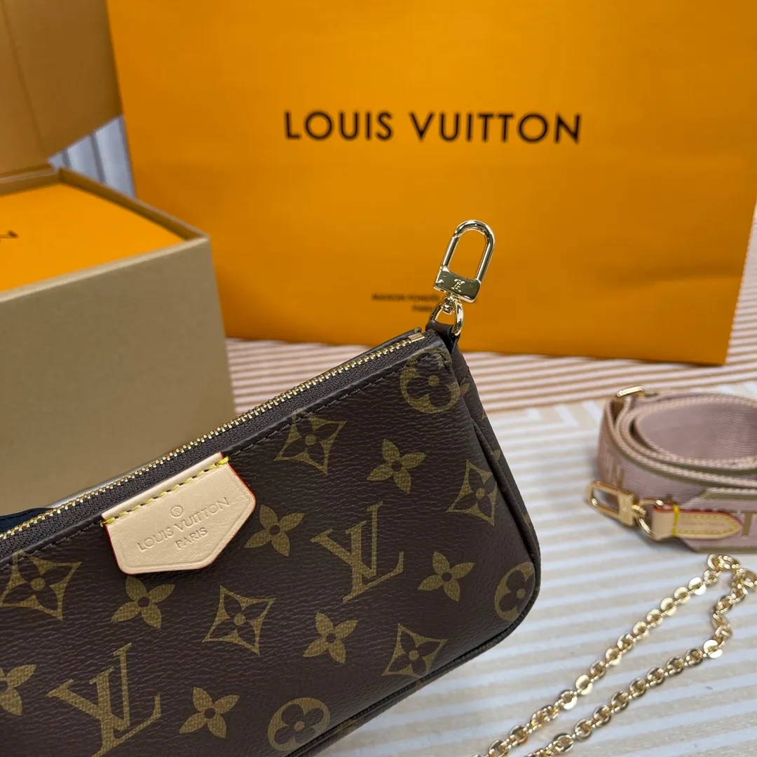 [Upgraded version] P540🐶Upgraded version. High quality. Semi-steel hardware 🎁With complete packaging❣️M44840/Pink🐶MULTI POCHETTE ACCESSORIES Handbag Multi Pochette Accessories handbag uses Monogram canvas to construct a three-piece dynamic design, and is also equipped with multiple pockets and compartments. The adjustable gold-tone chain and Louis Vuitton-engraved jacquard shoulder strap allow for multiple carrying options, including cross-body wear. Dimensions: 24.0 x 16.0 x 6.0 cm