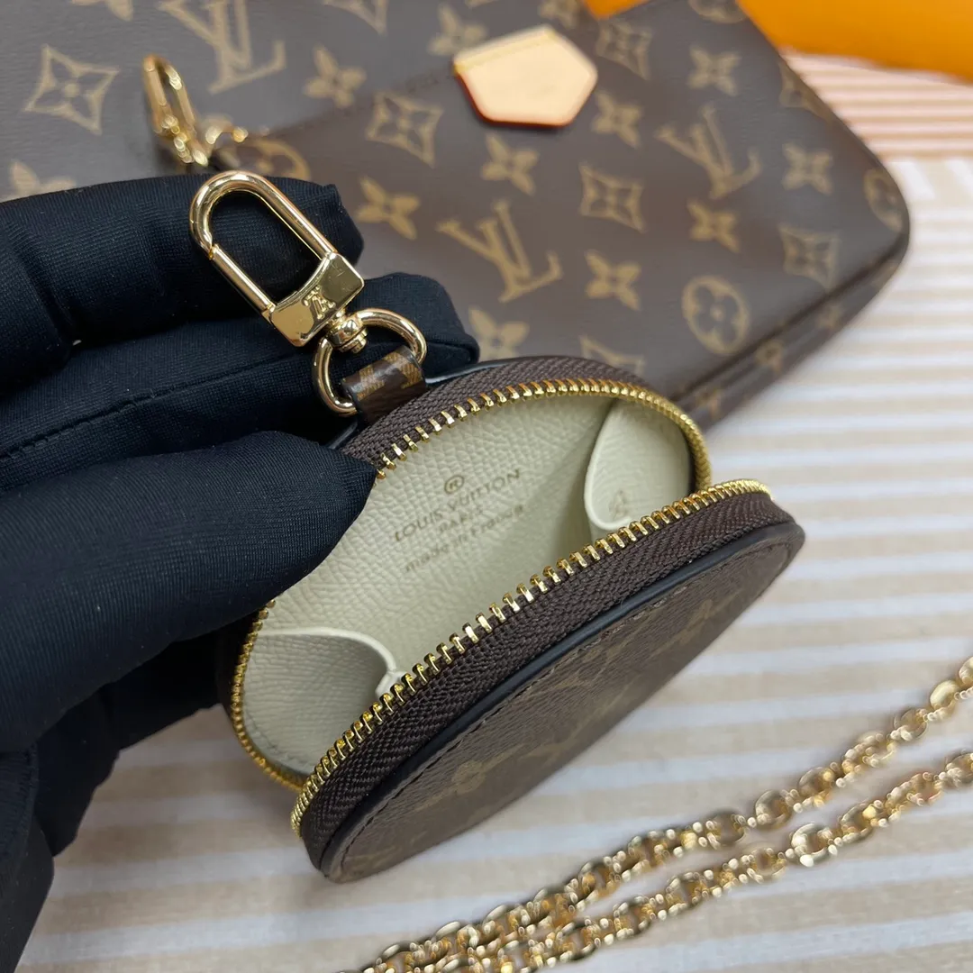 [Upgraded version] P540🐶Upgraded version. High quality. Semi-steel hardware 🎁With complete packaging❣️M44840/Pink🐶MULTI POCHETTE ACCESSORIES Handbag Multi Pochette Accessories handbag uses Monogram canvas to construct a three-piece dynamic design, and is also equipped with multiple pockets and compartments. The adjustable gold-tone chain and Louis Vuitton-engraved jacquard shoulder strap allow for multiple carrying options, including cross-body wear. Dimensions: 24.0 x 16.0 x 6.0 cm