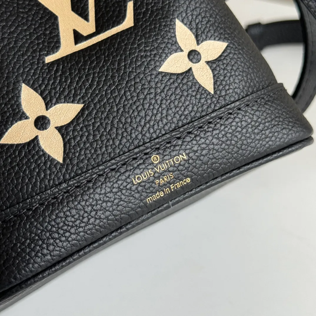 p1160 [Equipped with counter MB complete package] M46291 (81626) gray silk screen, premium original order, upgraded hardware, real photo. This Nano Noé handbag is from the Summer Stardust capsule series. It uses Monogram Empreinte embossed leather to condense the classic Noé handbag configuration, and then uses professional craftsmanship to present a subtle luster like a bright starry sky. Plenty of space to accommodate daily needs, the adjustable shoulder straps and detachable handles allow for a variety of carrying methods. Model: M46291 Gray Silk Screen Size: 13*16*10cm