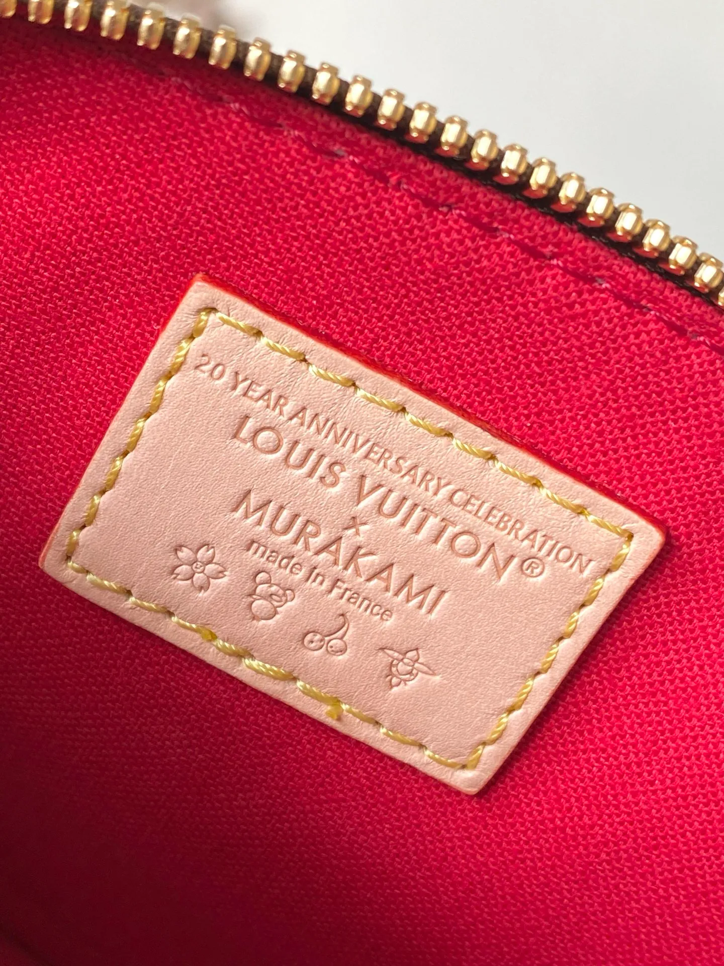 💰960 Top Original Order M13416 This Nano Alma handbag combines Monogram coated canvas and cow leather trim, making the exquisite silhouette show the cherry pattern of the Louis Vuitton × Murakami replica series. The top handle and detachable and adjustable shoulder strap allow for a variety of carrying methods, and the internal space can accommodate daily needs such as a short wallet and a large smartphone. Dimensions: 18 × 12 × 8 cm