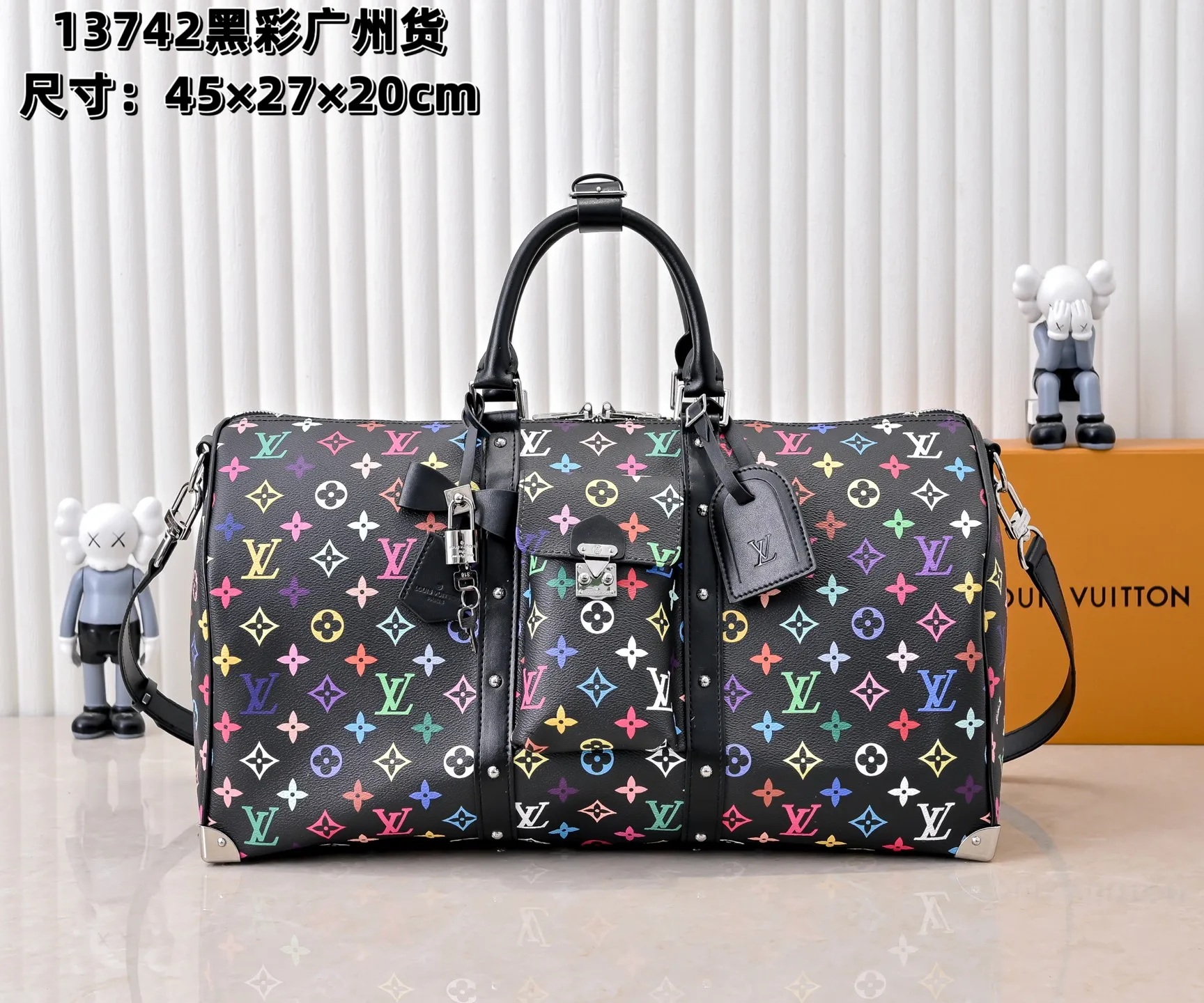 Batch 💰540✨Guangzhou goods M13742 white color black color travel bag new season LV x TM KEEPALL BANDOULIÈRE 45 travel bag This Keepall Bandoulière 45 Jh travel bag is from the Louis Vuitton The S-lock buckle and glossy metal corners on the front pocket establish a classic foundation, while the rivet ribbon and bow-shaped key bag highlight the new season trend. 27 x 20 x 45 cm.