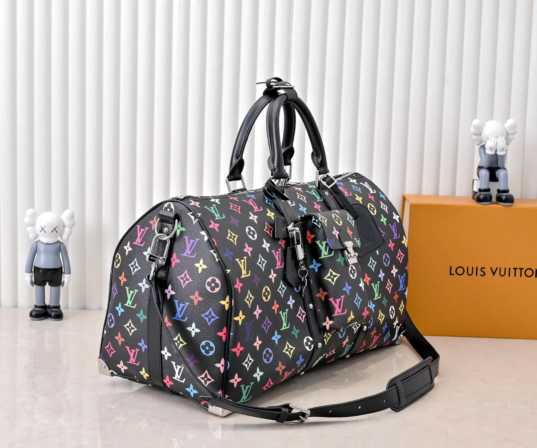 Batch 💰540✨Guangzhou goods M13742 white color black color travel bag new season LV x TM KEEPALL BANDOULIÈRE 45 travel bag This Keepall Bandoulière 45 Jh travel bag is from the Louis Vuitton The S-lock buckle and glossy metal corners on the front pocket establish a classic foundation, while the rivet ribbon and bow-shaped key bag highlight the new season trend. 27 x 20 x 45 cm.